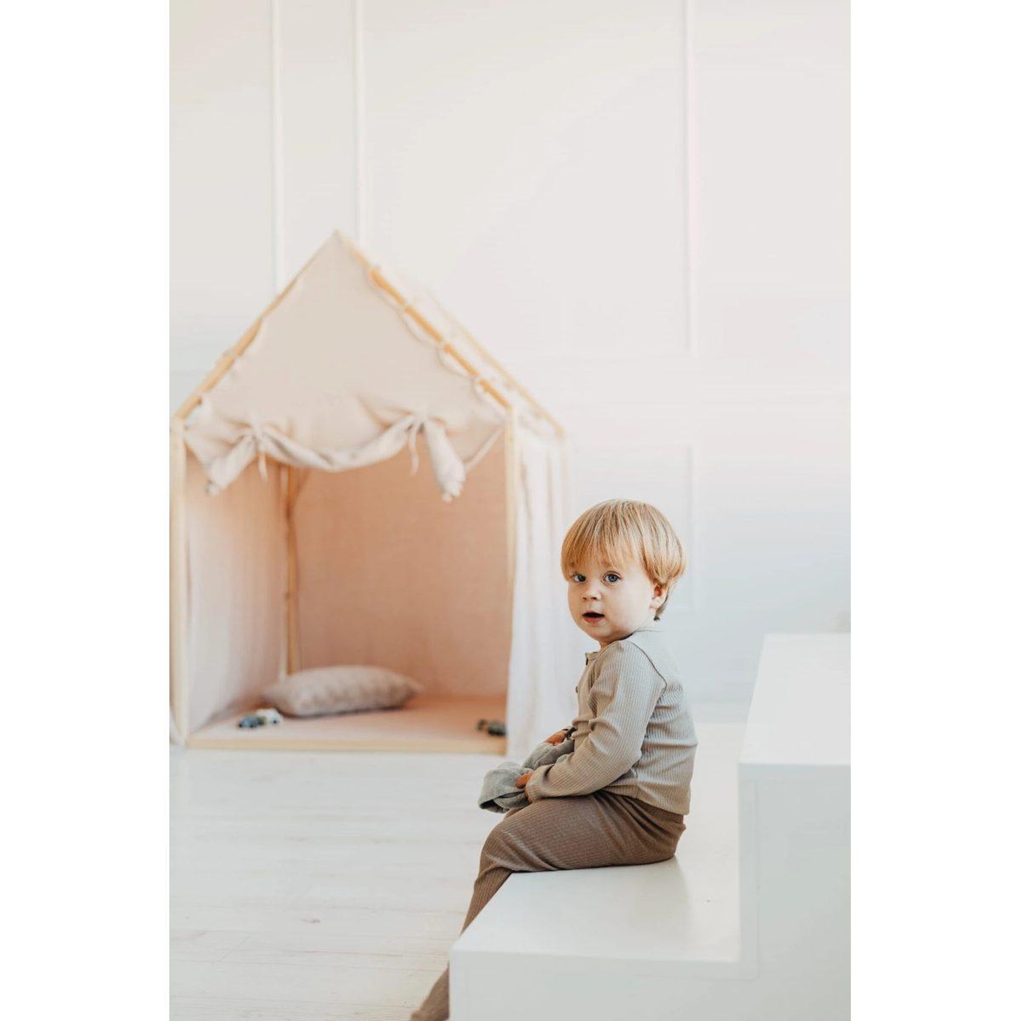 Voir la diapositive 4 : MONIO FOR KIDS Cabane de jeu en bois et mousseline 106 x 106 x 150 cm, store enroulable — Beige