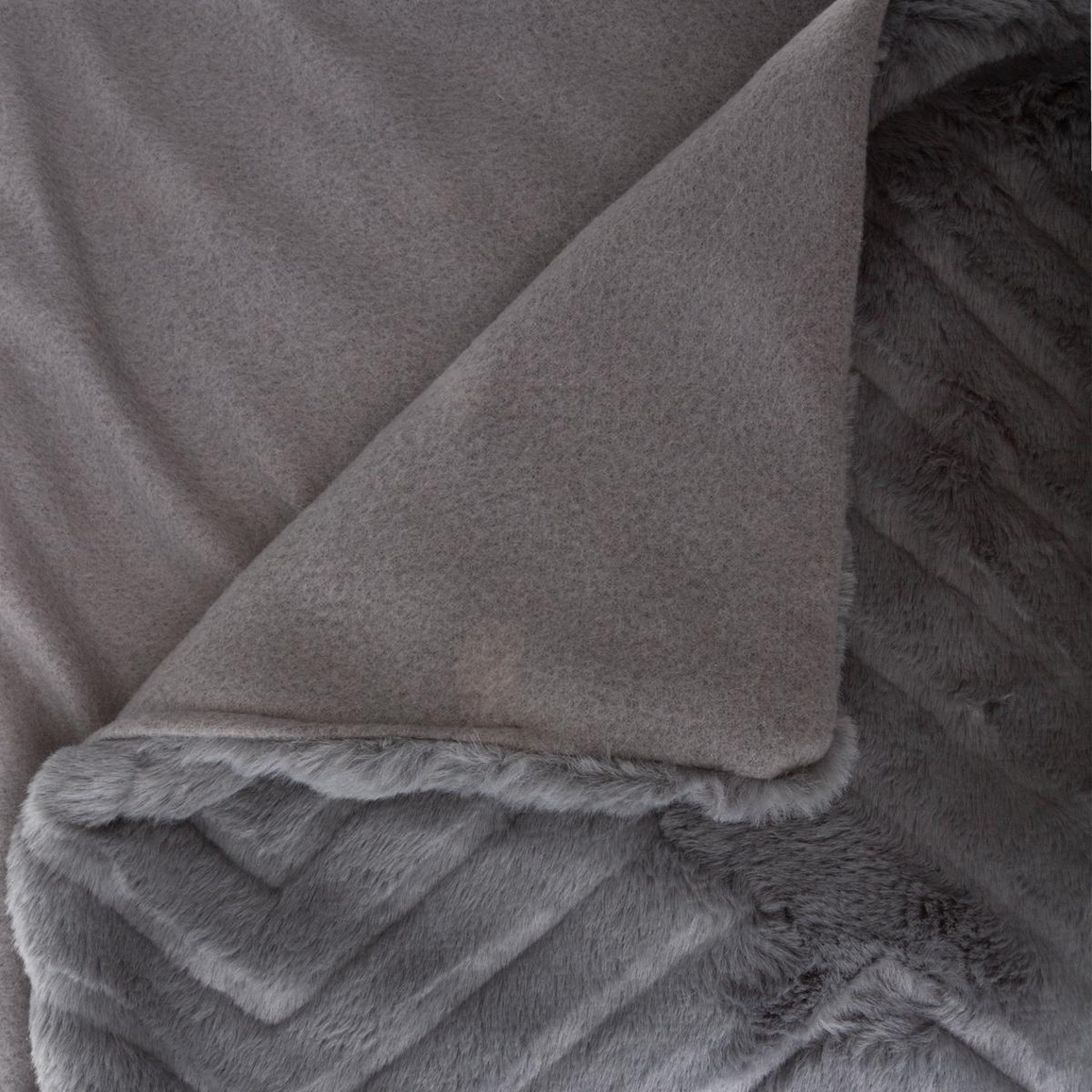 Voir la diapositive 2 : ATMOSPHERA Plaid imitation fourrure  geo  120x160cm gris