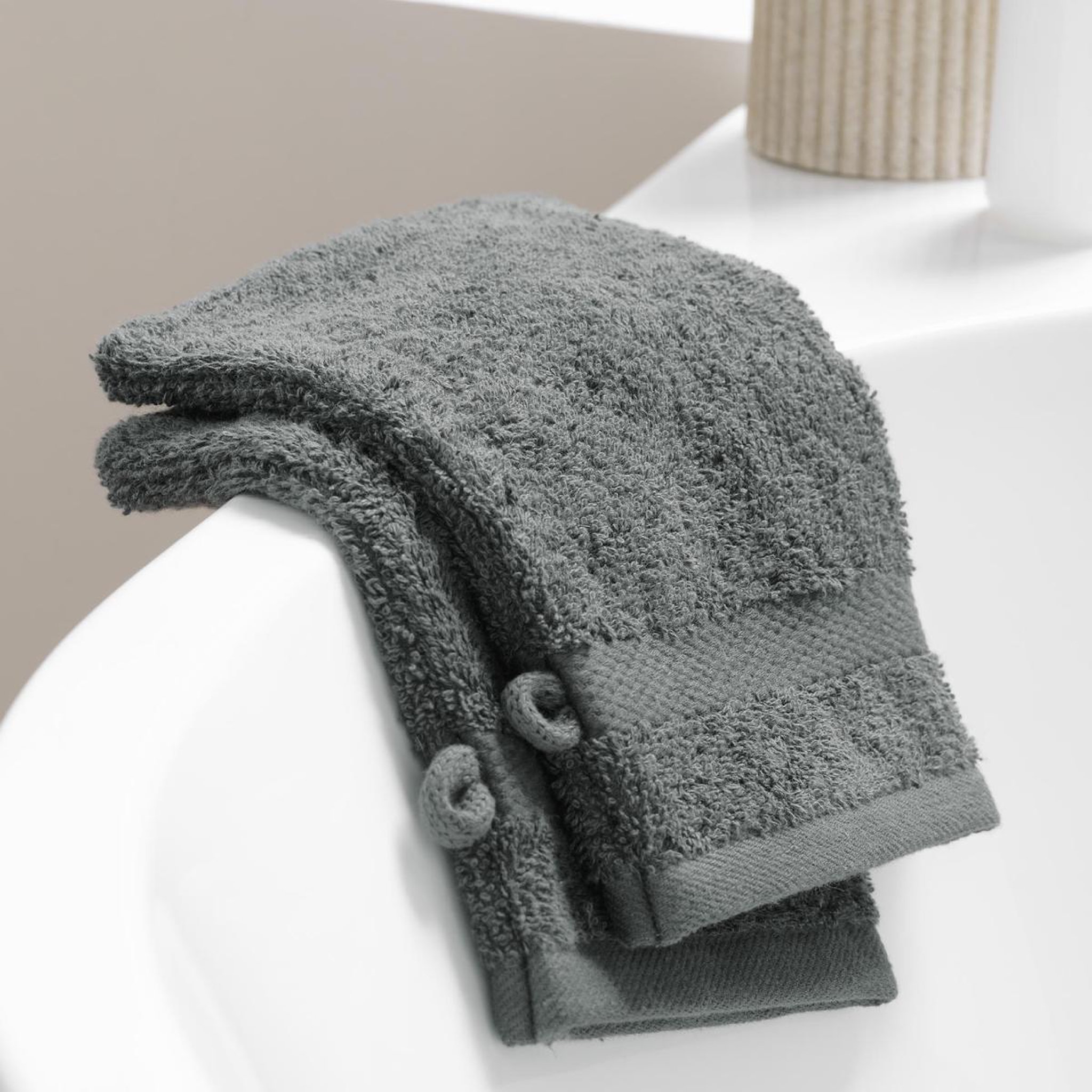 Voir la diapositive 5 : Douceur d'Intérieur Lot de 2 gants de toilette  elegance  15x21cm anthracite