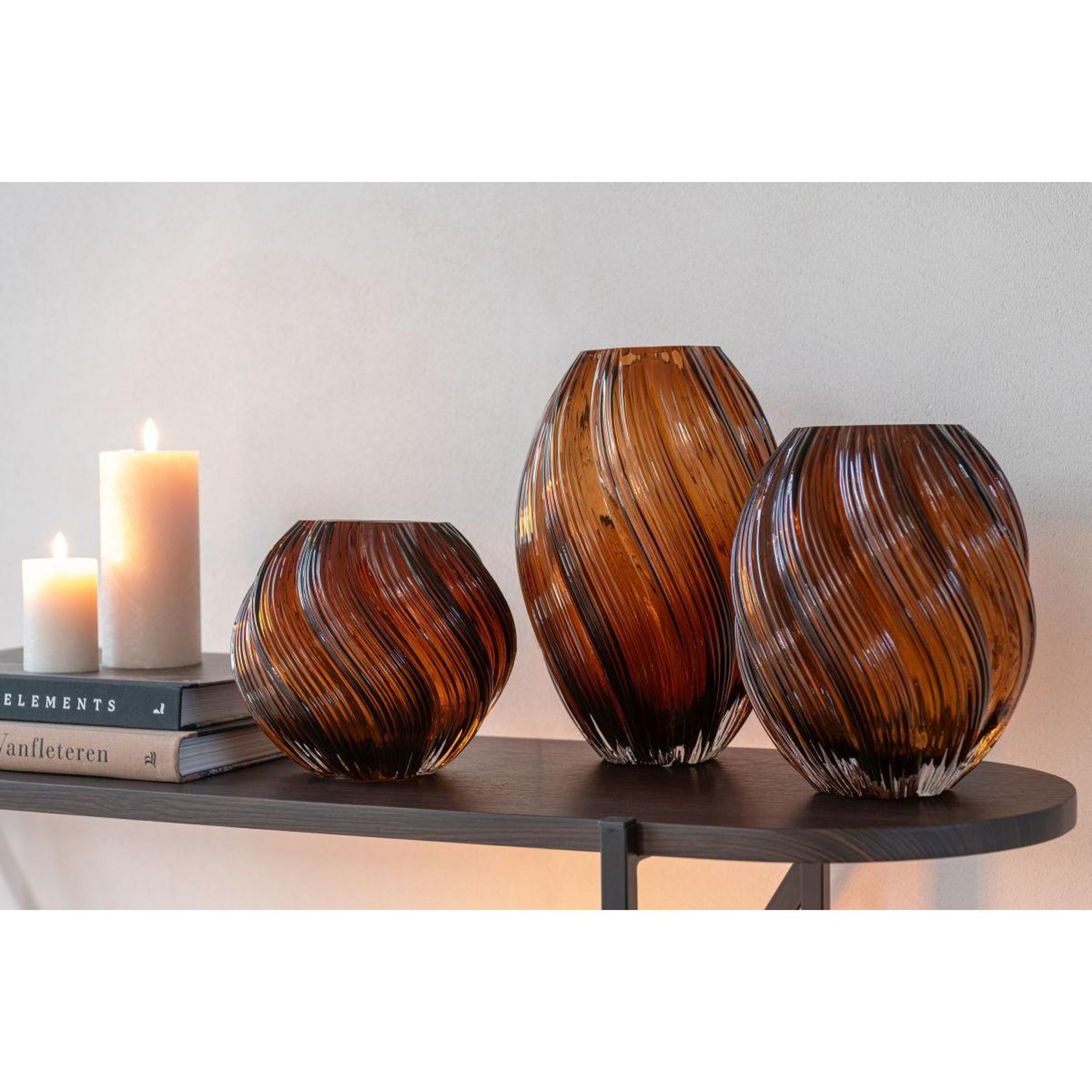 Voir la diapositive 4 : J-LINE Vase ondulé en verre  carol  16cm marron