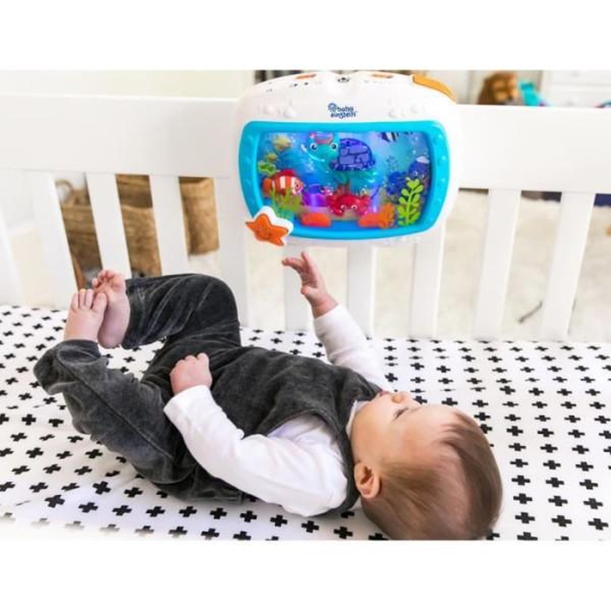 Voir la diapositive 6 : BABY EINSTEIN BABY EINSTEIN Veilleuse - Reves marins - Réglage 25 min lumiere, son, musique ou bruit de l'océan, attache lit, télécommande