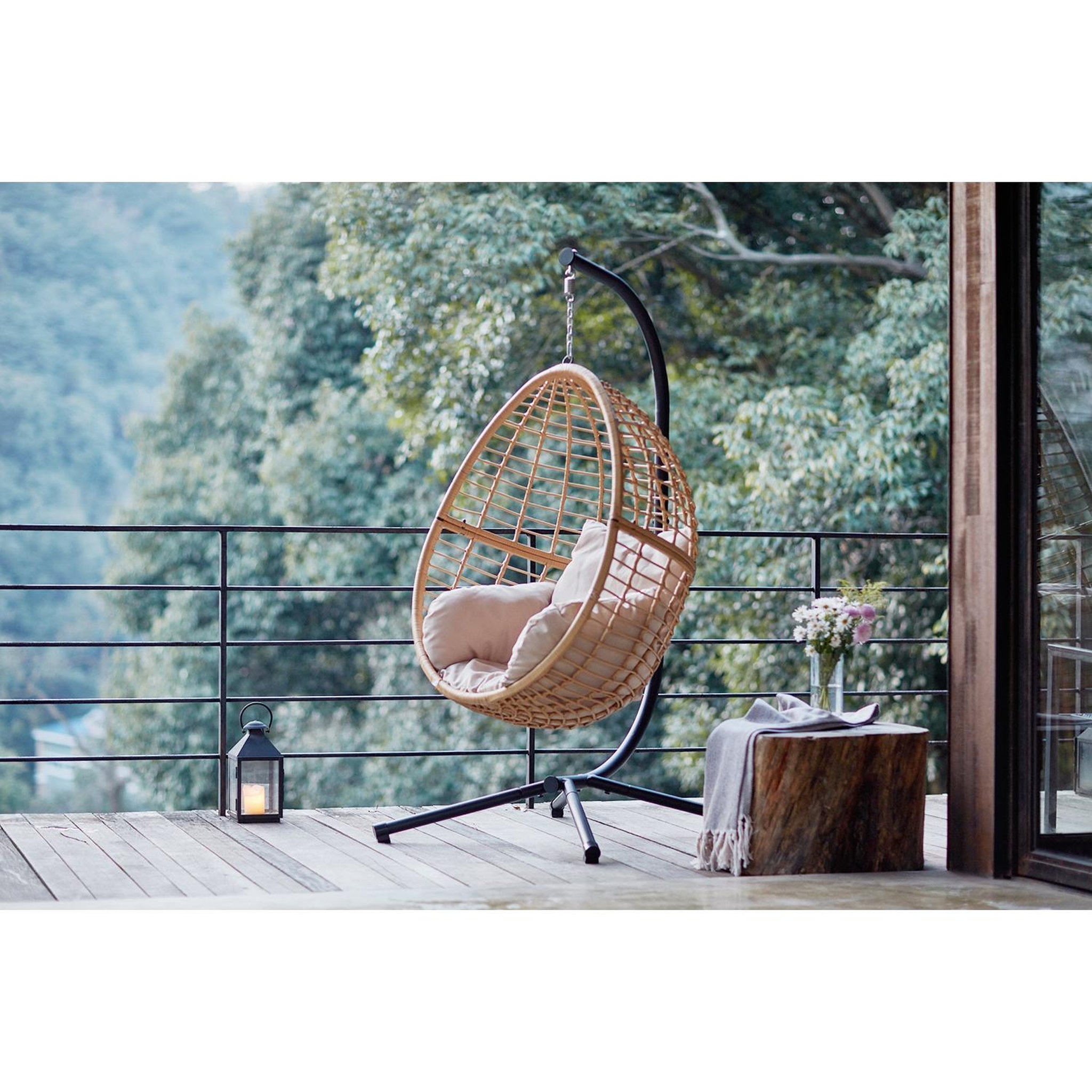 Voir la diapositive 2 : CONCEPT USINE Fauteuil suspendu en résine tressée beige et noir AUROA