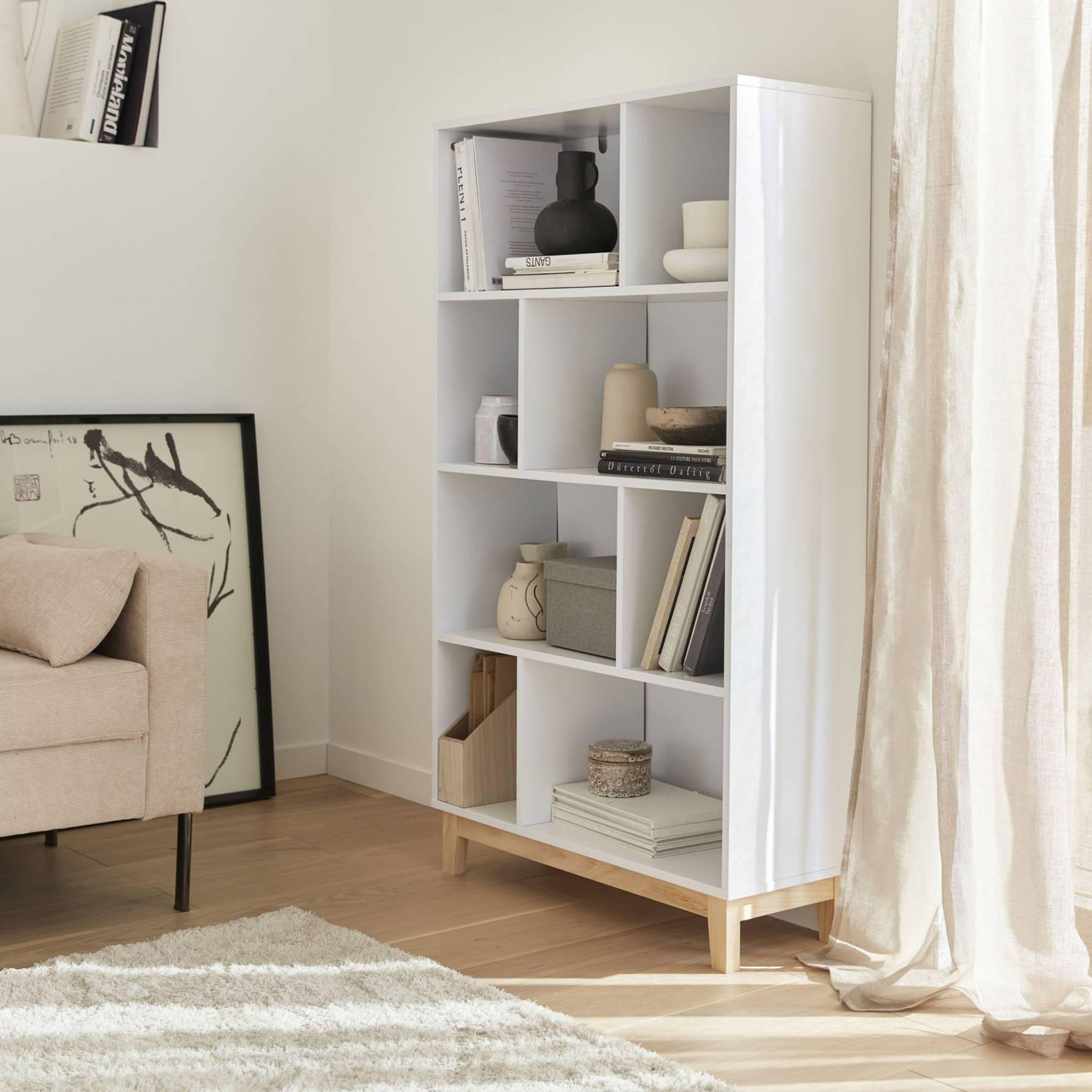 Voir la diapositive 3 : SWEEEK Bibliothèque scandinave blanche. étagère asymétrique - Floki - pieds en bois de sapin. 4 étagères. 8 compartiments. 80x30x138cm
