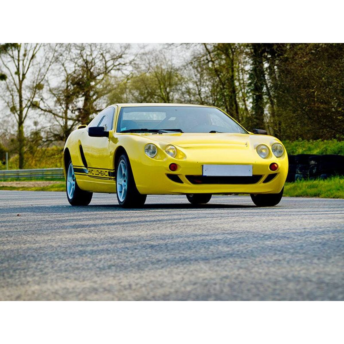 Smartbox 6 tours au volant d'une Ford Mustang et 2 tours de baptême à bord d'une berline Hommell à Lohéac - Coffret Cadeau Sport & Aventure
