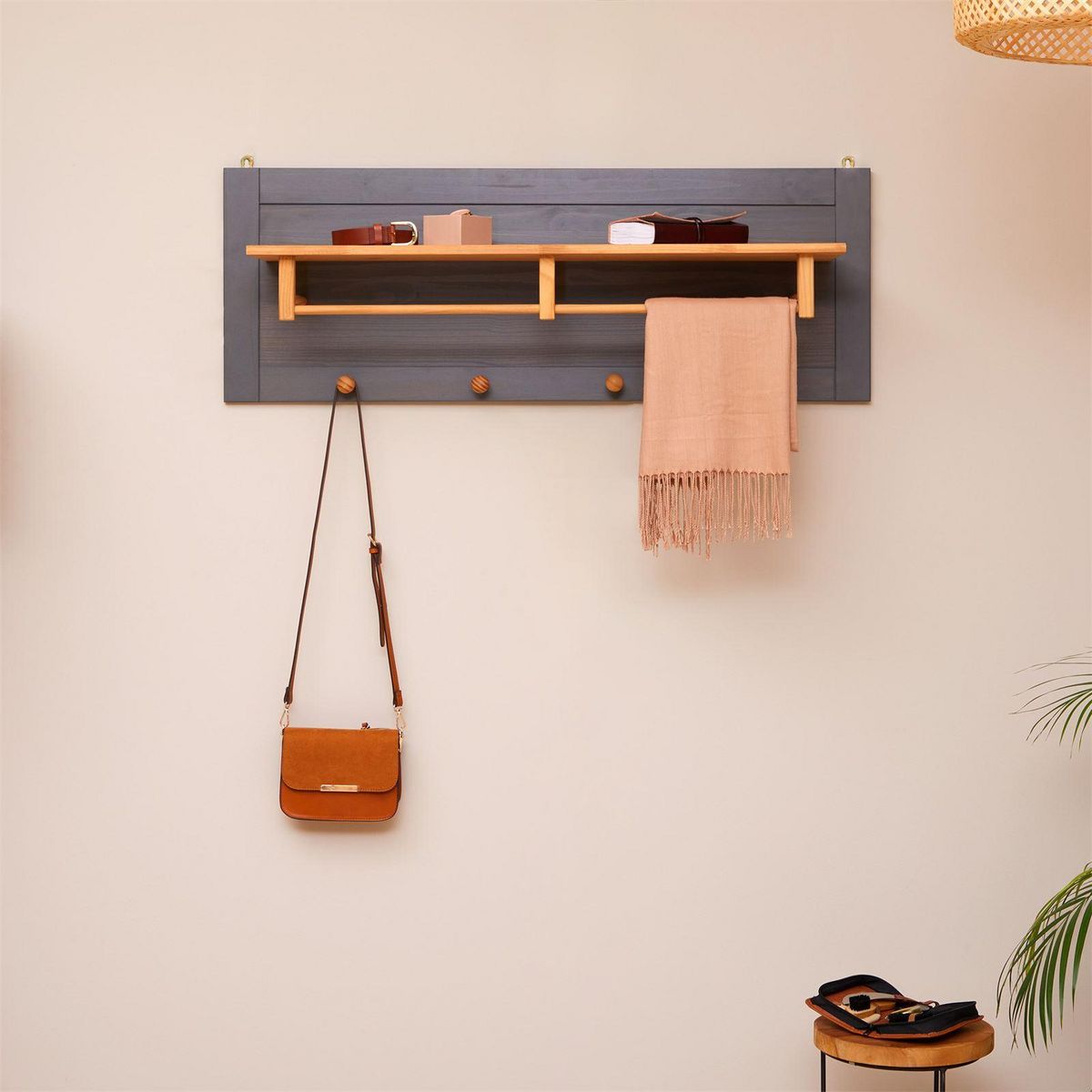 IDIMEX Portemanteau mural 4 crochets 1 étagère BOLTON en pin massif