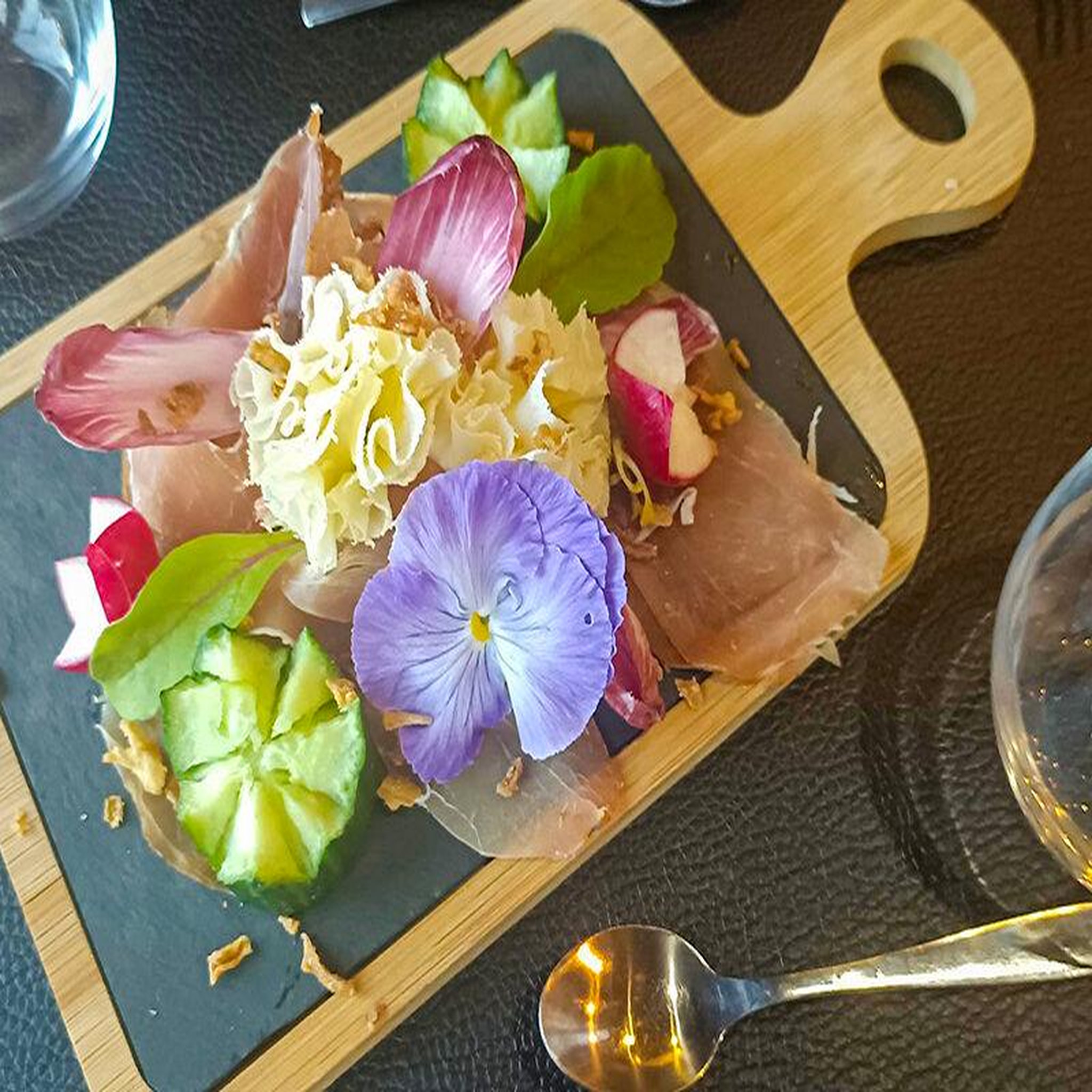 Voir la diapositive 3 : Smartbox Planchette de charcuterie et fromage avec plat près de tourcoing - coffret cadeau gastronomie