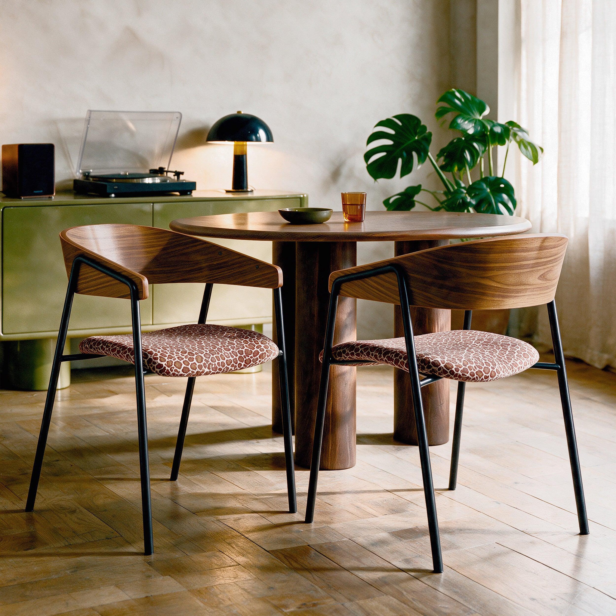 Voir la diapositive 2 : MAISON PAVANE Lot de 2 chaises en tissu léopard bordeaux et bois de noyer-Esmée