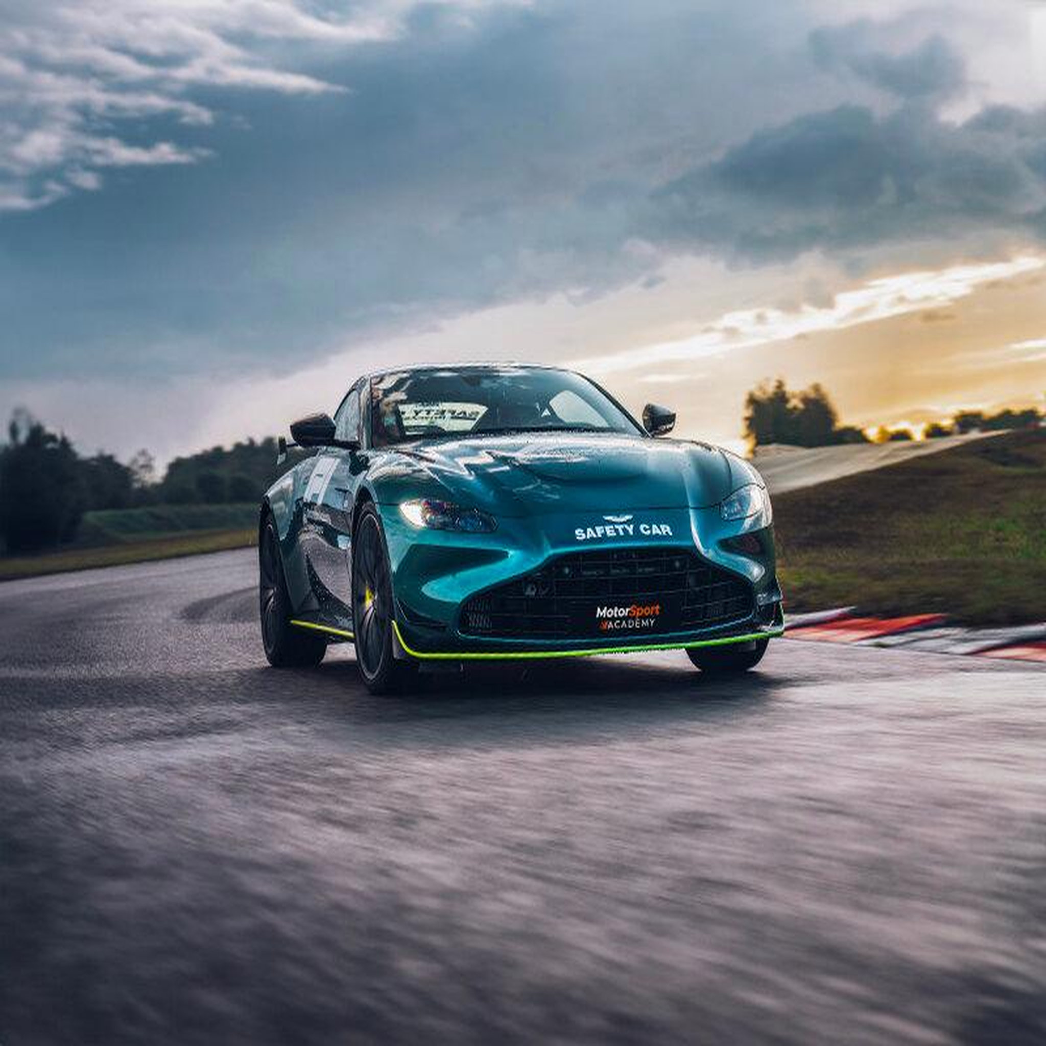 Voir la diapositive 3 : Smartbox Stage de pilotage : 2 tours sur le circuit du Bugey en Aston Martin Vantage F1 Edition - Coffret Cadeau Sport & Aventure