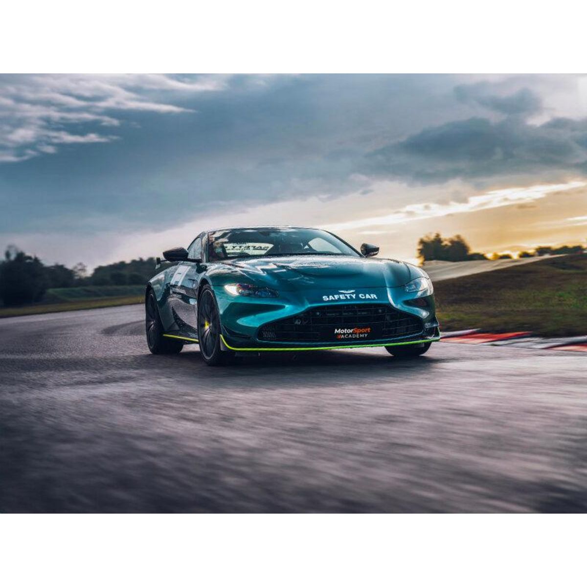 Smartbox Stage de pilotage : 2 tours sur le circuit du Bugey en Aston Martin Vantage F1 Edition - Coffret Cadeau Sport & Aventure