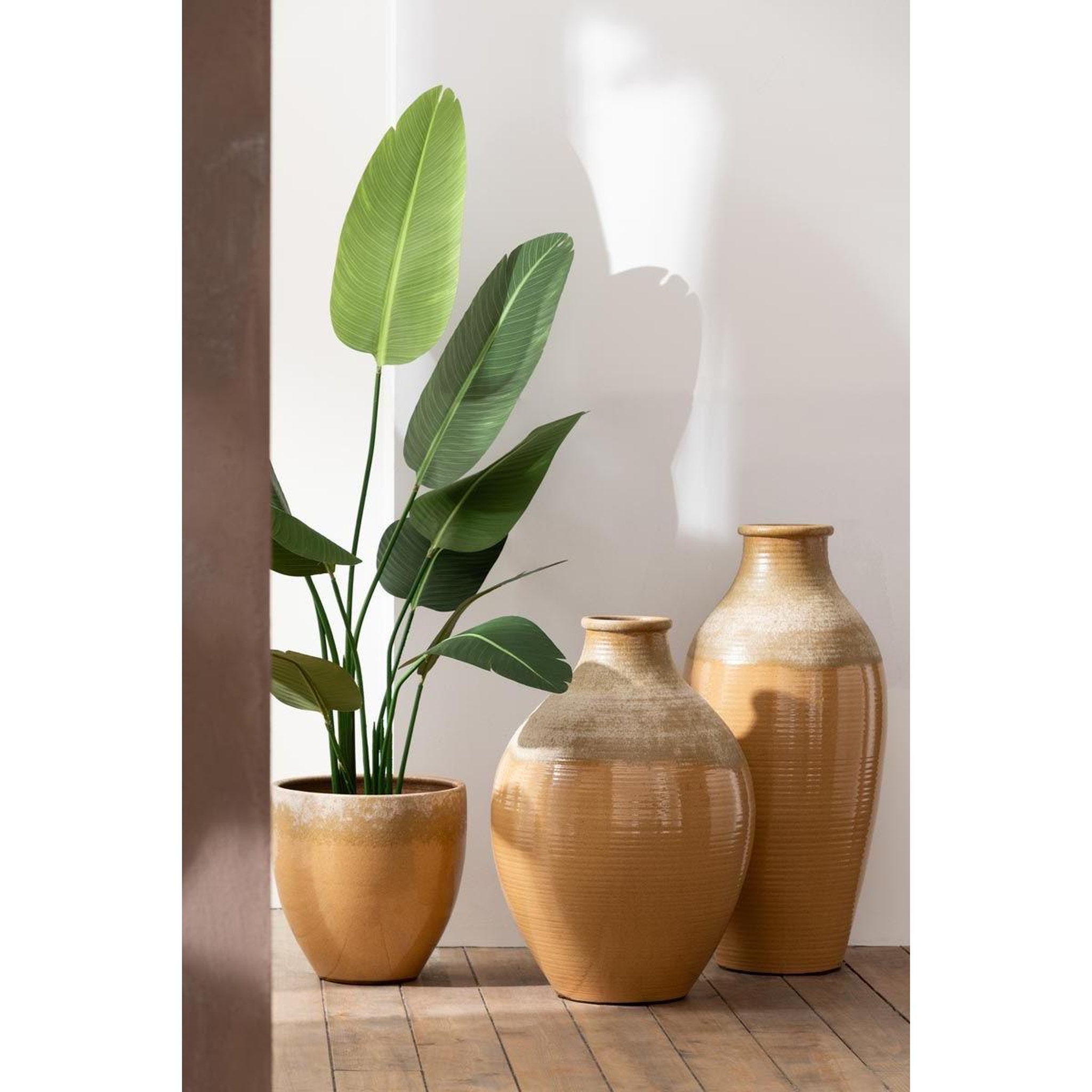 Voir la diapositive 4 : J-LINE Vase design  camel envoutant  83cm brun clair