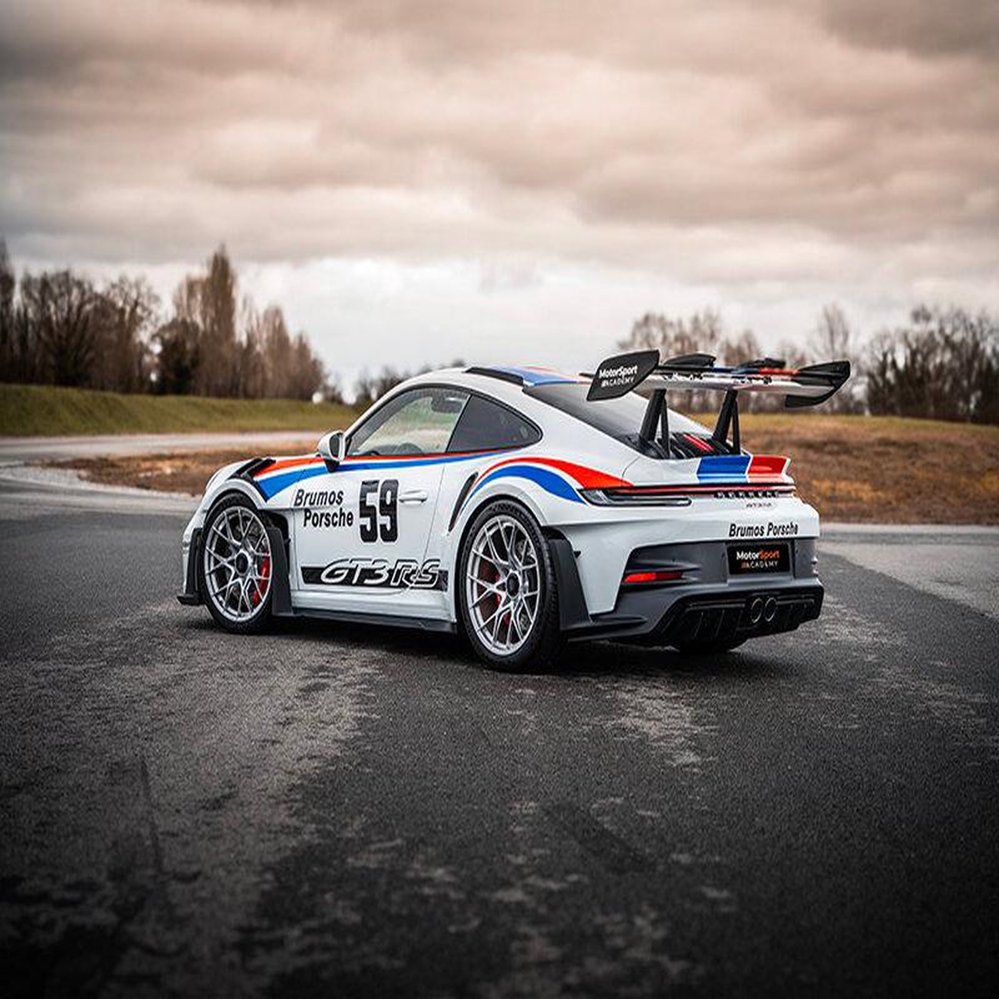 Voir la diapositive 4 : Smartbox Stage de pilotage : 2 tours sur le circuit de Fay de Bretagne en Porsche 992 GT3 RS - Coffret Cadeau Sport & Aventure