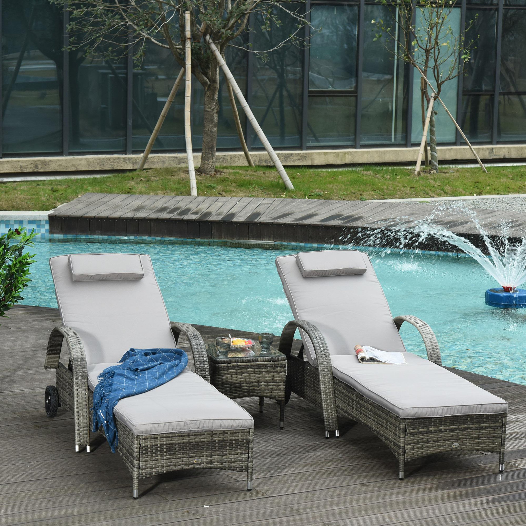 Voir la diapositive 4 : OUTSUNNY Lot de 2 transats bains de soleil grand confort : matelas, têtière, inclinaison réglable multipostions, accoudoirs, roulettes + table basse verre trempé résine tressée grise