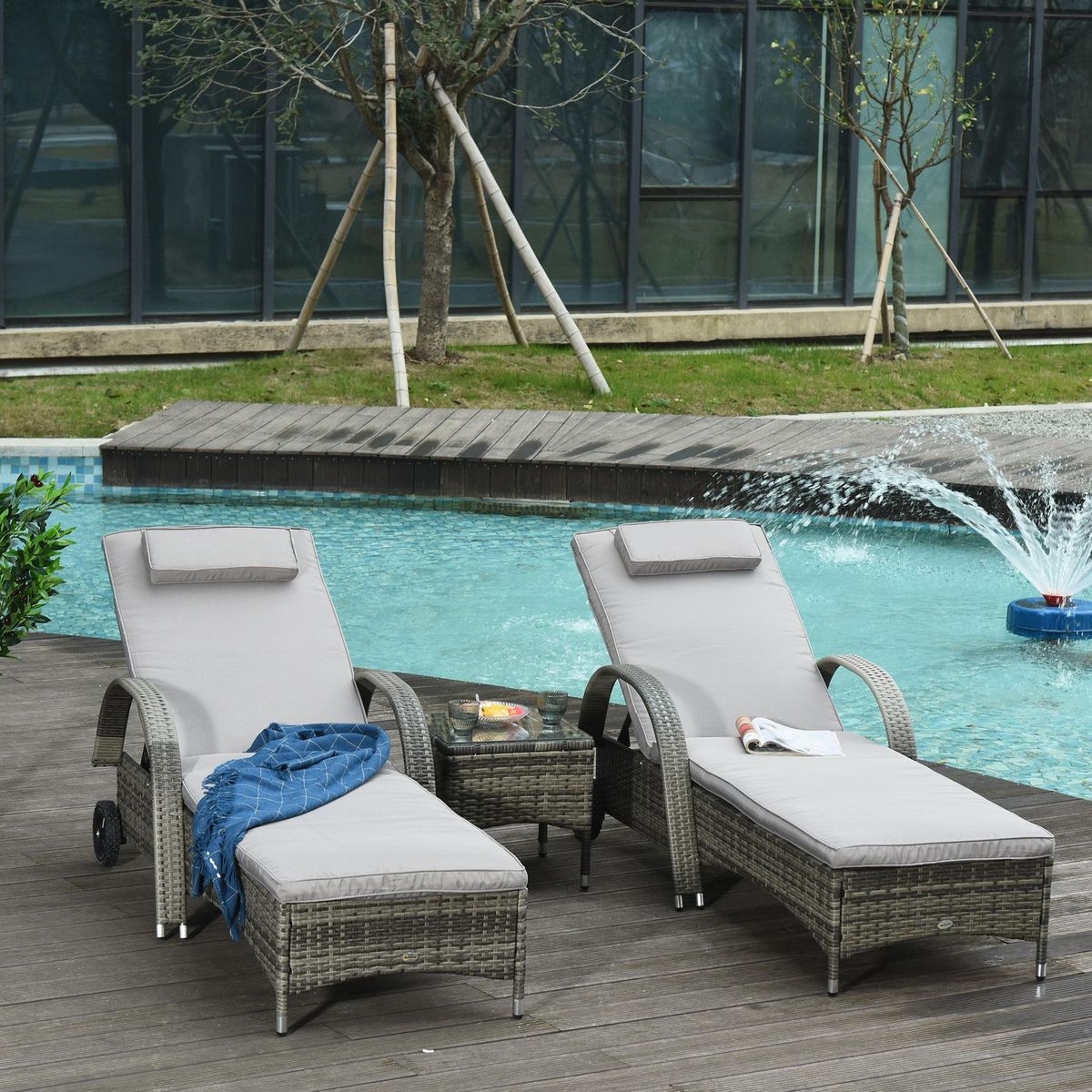 OUTSUNNY Lot de 2 transats bains de soleil grand confort : matelas, têtière, inclinaison réglable multipostions, accoudoirs, roulettes + table basse verre trempé résine tressée grise