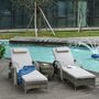 Voir la diapositive 4 : OUTSUNNY Lot de 2 transats bains de soleil grand confort : matelas, têtière, inclinaison réglable multipostions, accoudoirs, roulettes + table basse verre trempé résine tressée grise