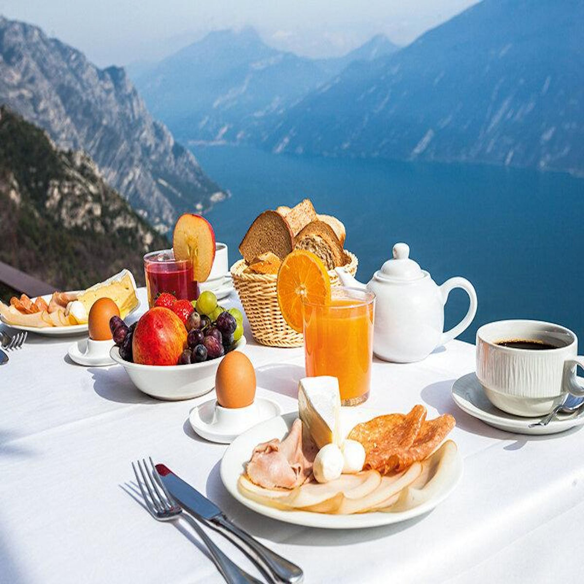 Smartbox Escapade sur le lac de Garde : 1 nuit dans un hôtel 4 étoiles avec accès au spa et bouteille de vin - Coffret Cadeau Séjour