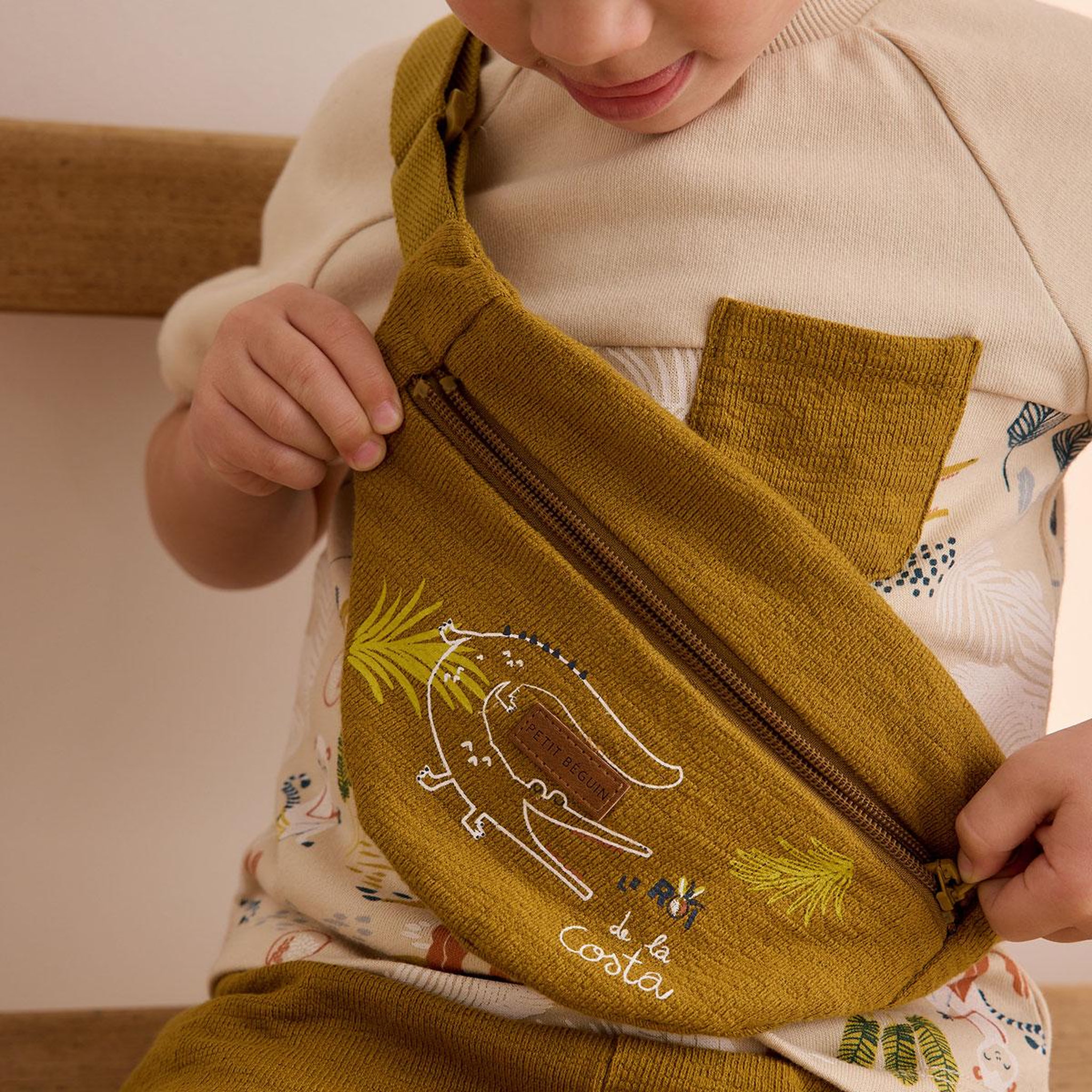 Voir la diapositive 4 : Petit Béguin Sac banane enfant Costa
