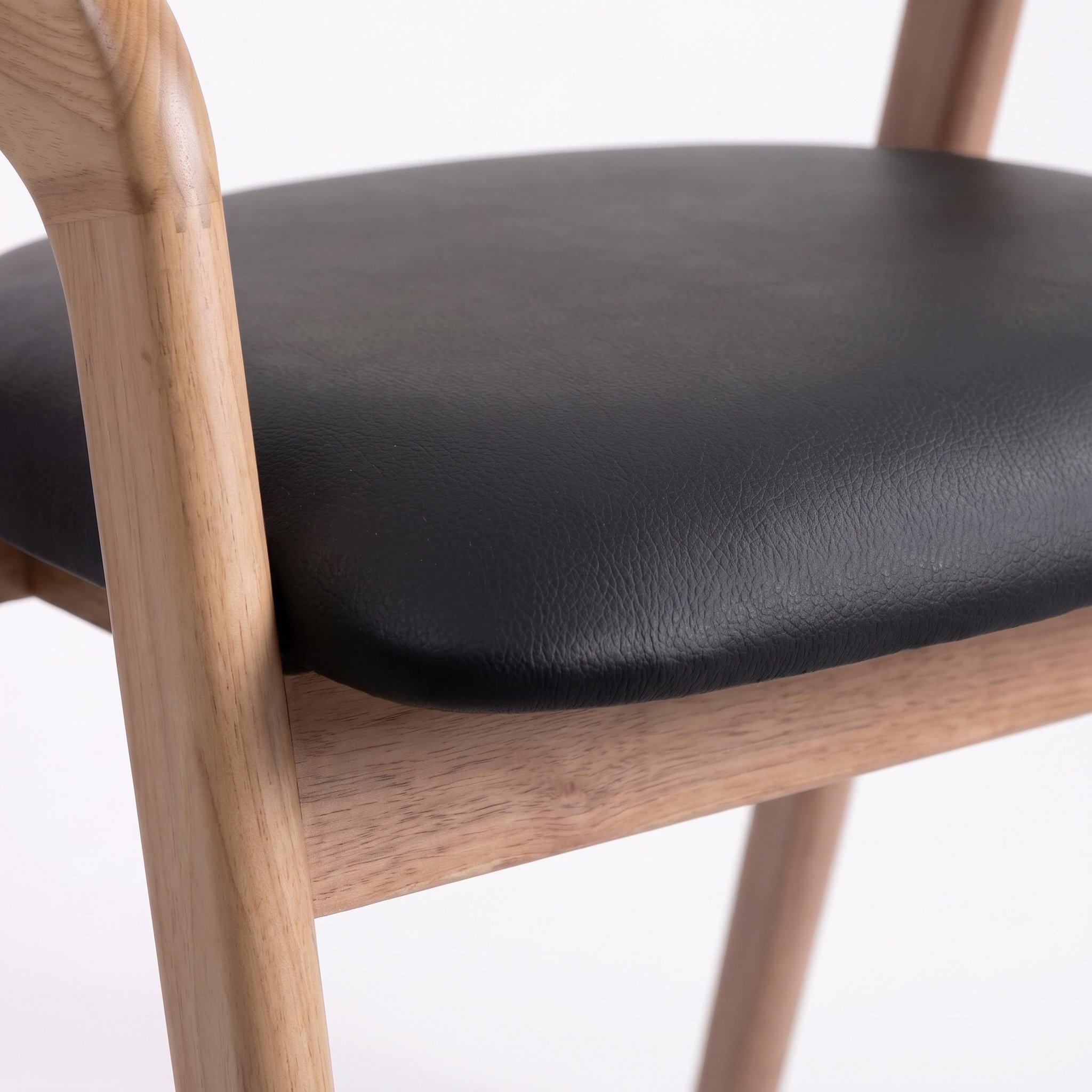 Voir la diapositive 3 : MAISON PAVANE Chaise en bois d'hévéa blond et cuir synthétique noir-hawa