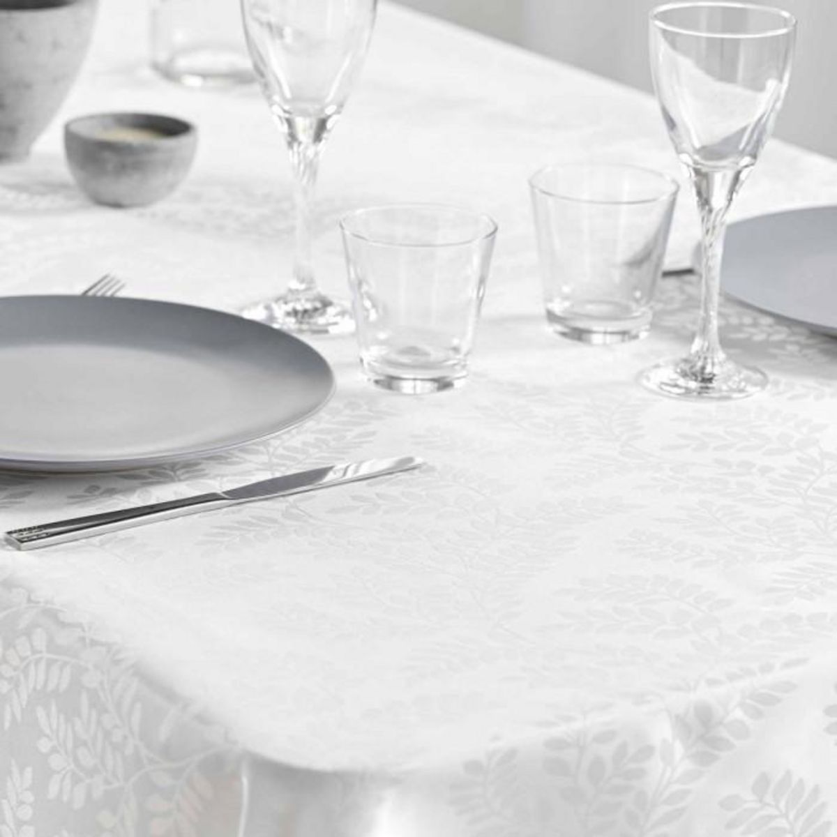 Paris Prix Nappe Jacquard Imprimé  Doriane  140x240cm Blanc