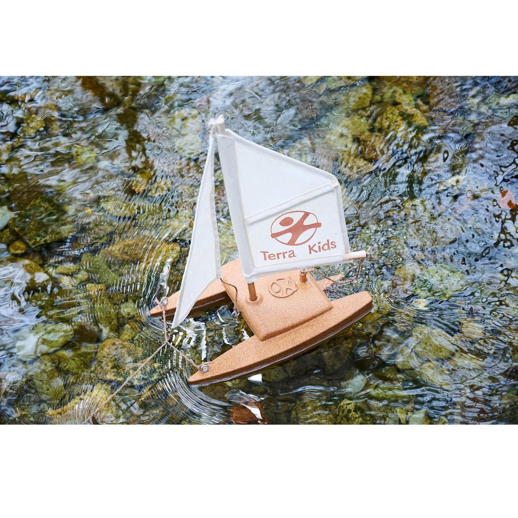 Voir la diapositive 3 : Haba Kit catamaran