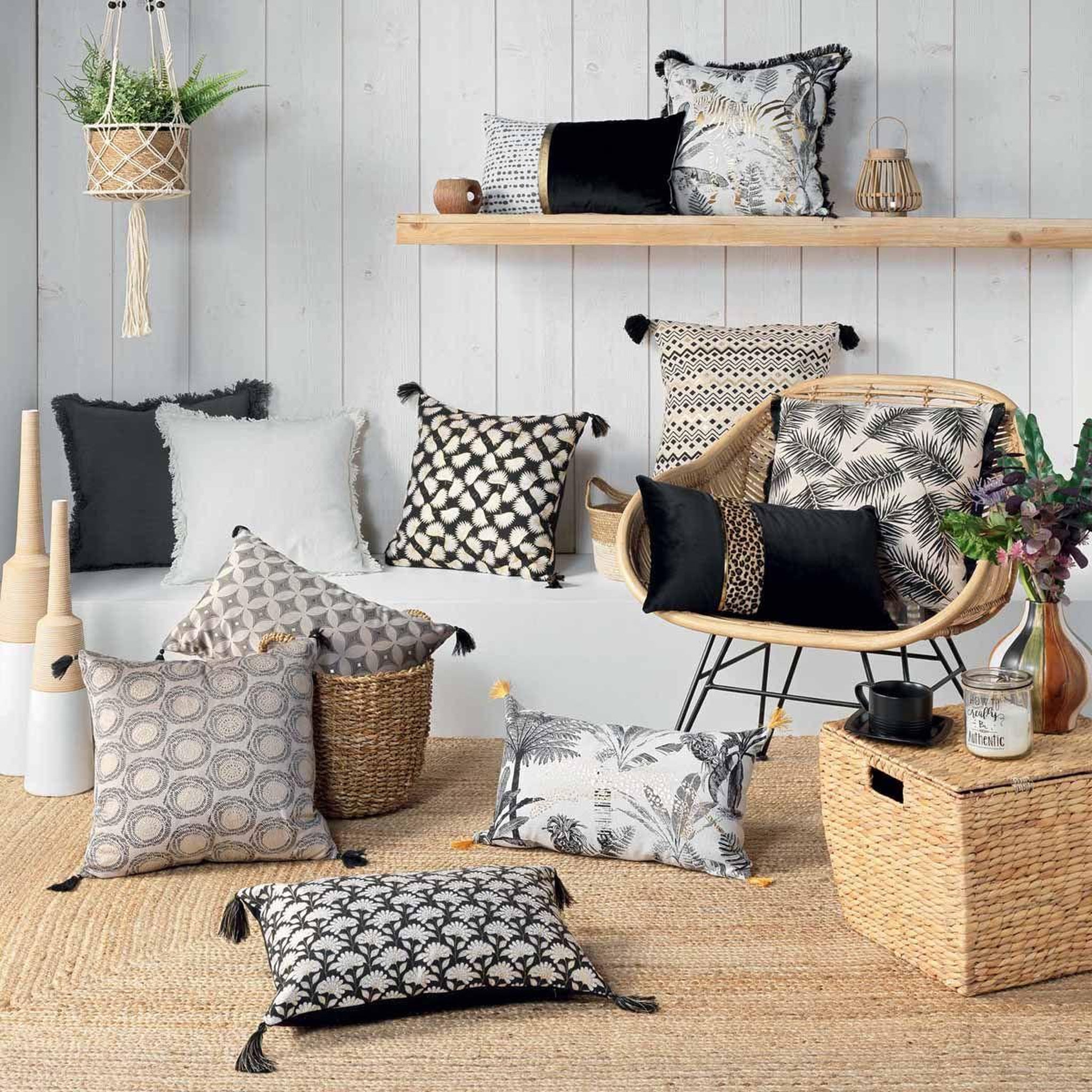 Voir la diapositive 3 : Douceur d'Intérieur Coussin déco à pompons  tosane  45x45cm noir