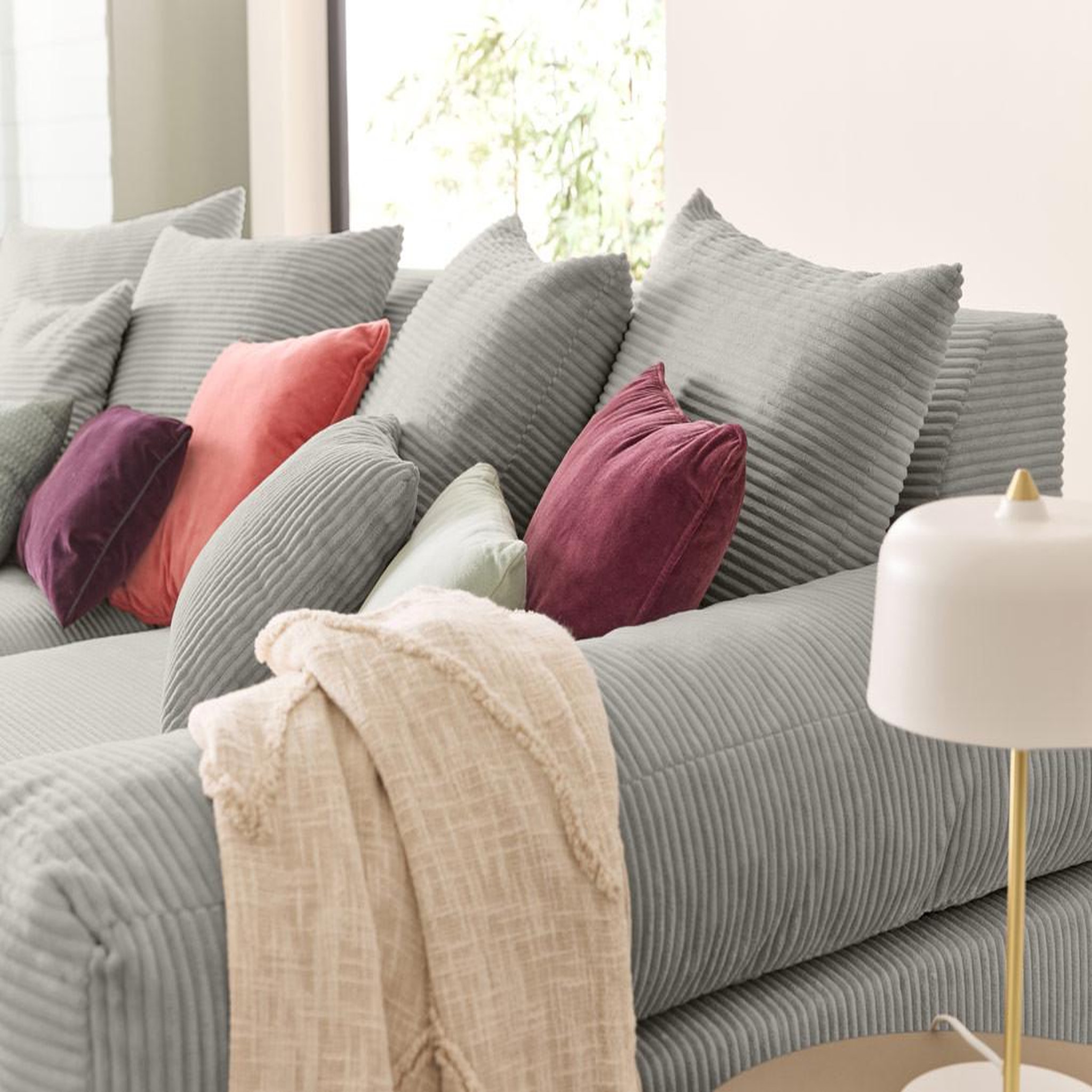 Voir la diapositive 3 : LISA DESIGN Aspen - canapé 4 places - assise profonde - velours côtelé