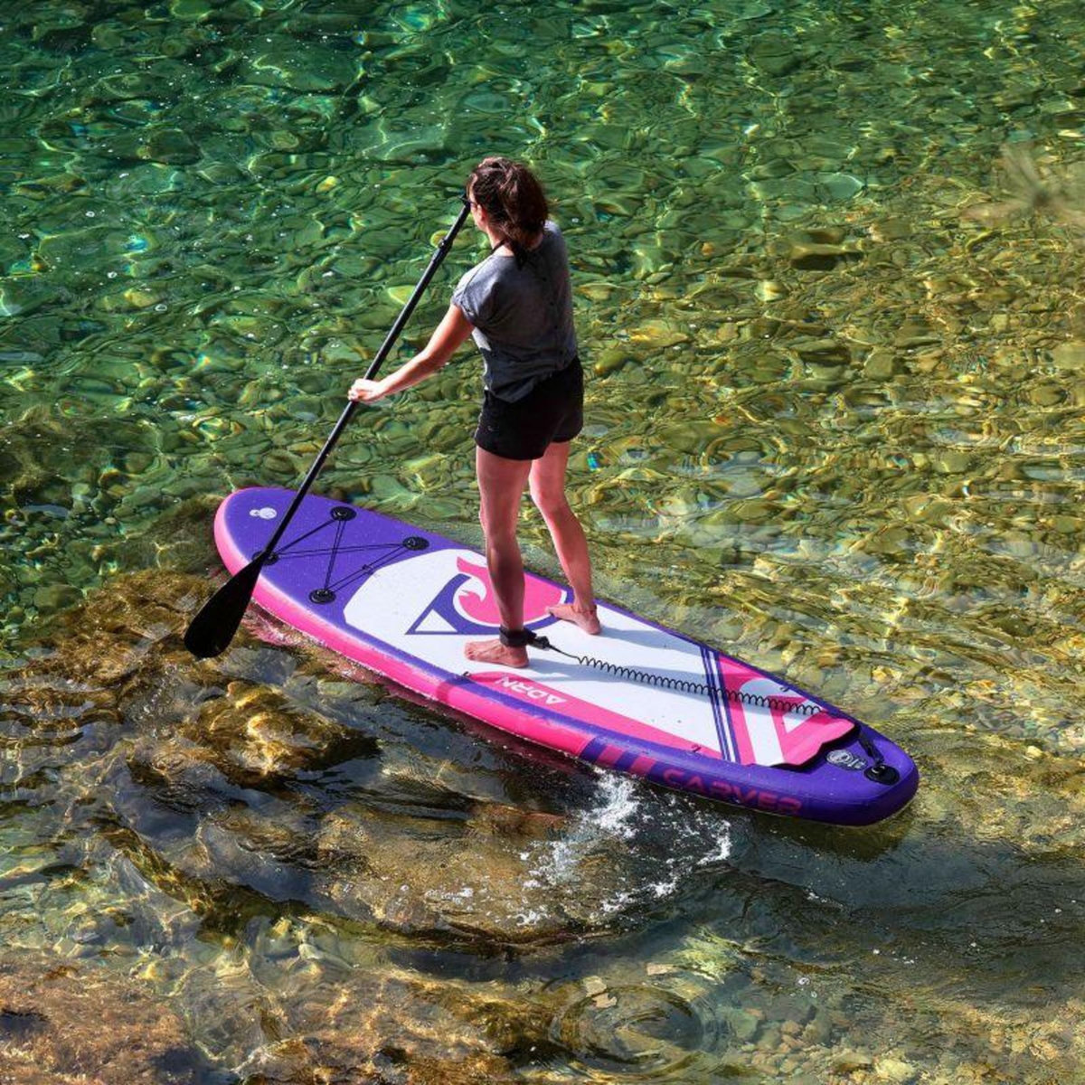 ADRENALIN Paddle Gonflable CARVER 9' 30'' 5'' (274x76x12,7cm) avec Pompe, Pagaie, Leash et Sac de transport