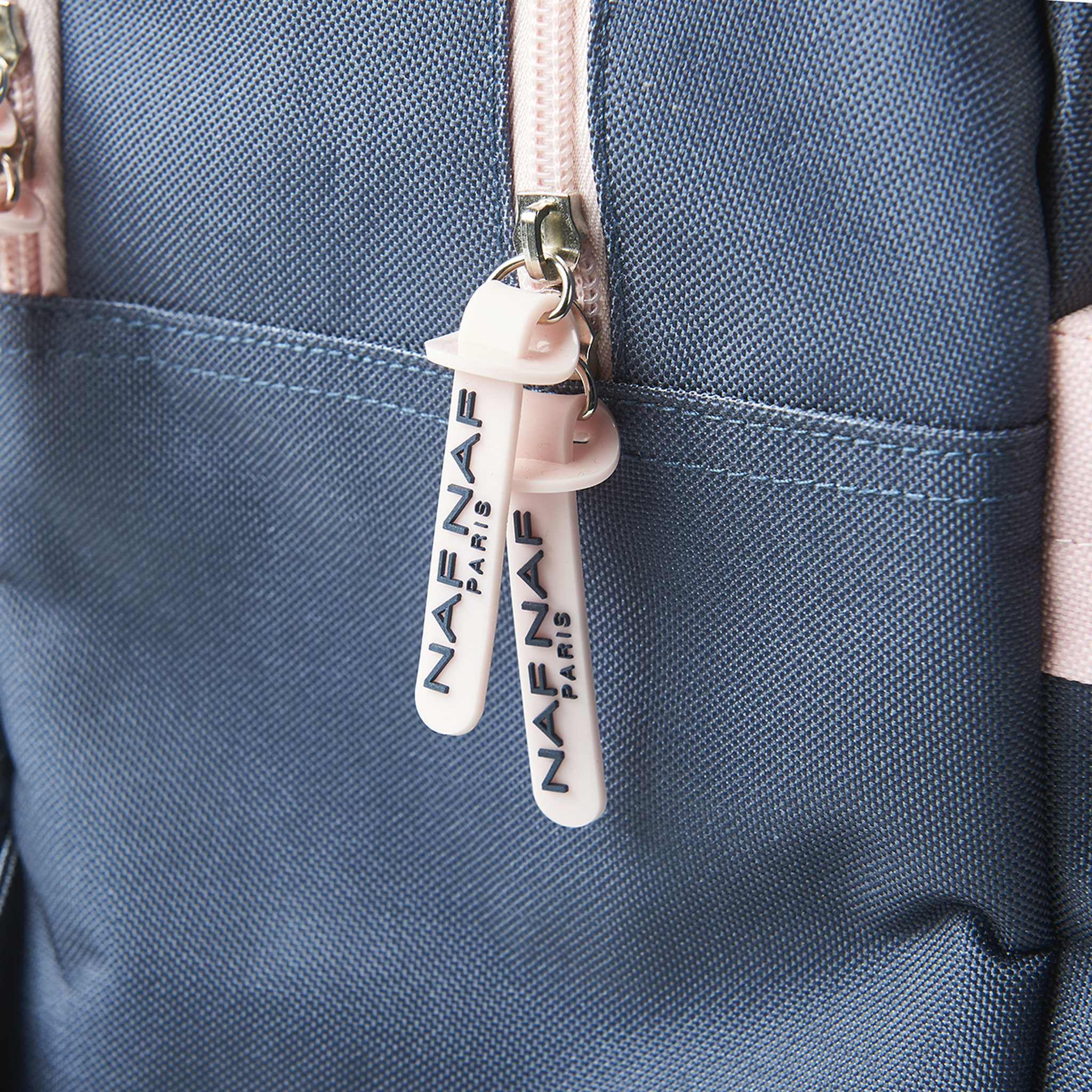 Voir la diapositive 5 : Naf Naf Sac à dos 2 compartiments bleu motif fleurs 