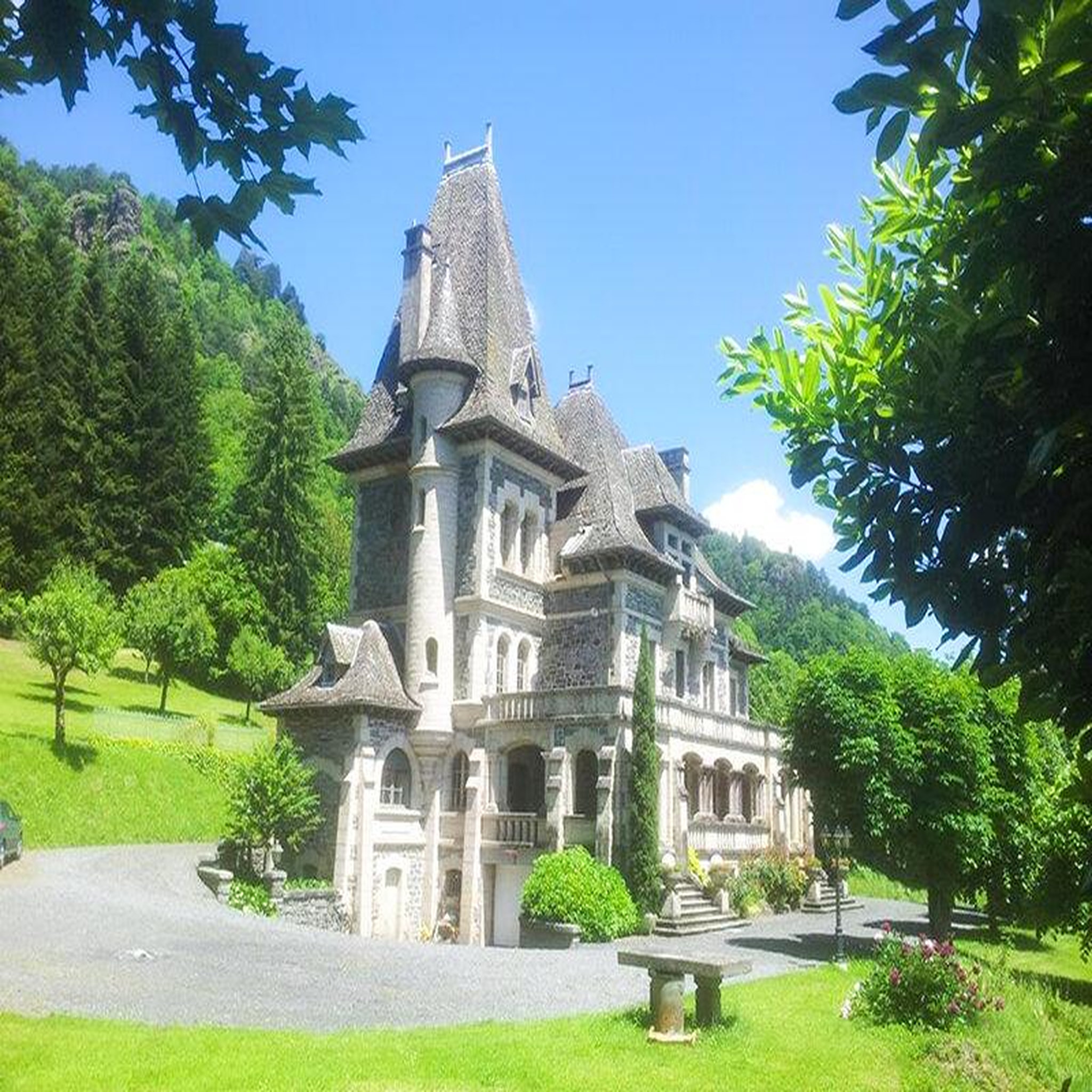 Voir la diapositive 4 : Smartbox 2 jours dans la suite d'une demeure de caractère entre rodez et clermont-ferrand - coffret cadeau séjour