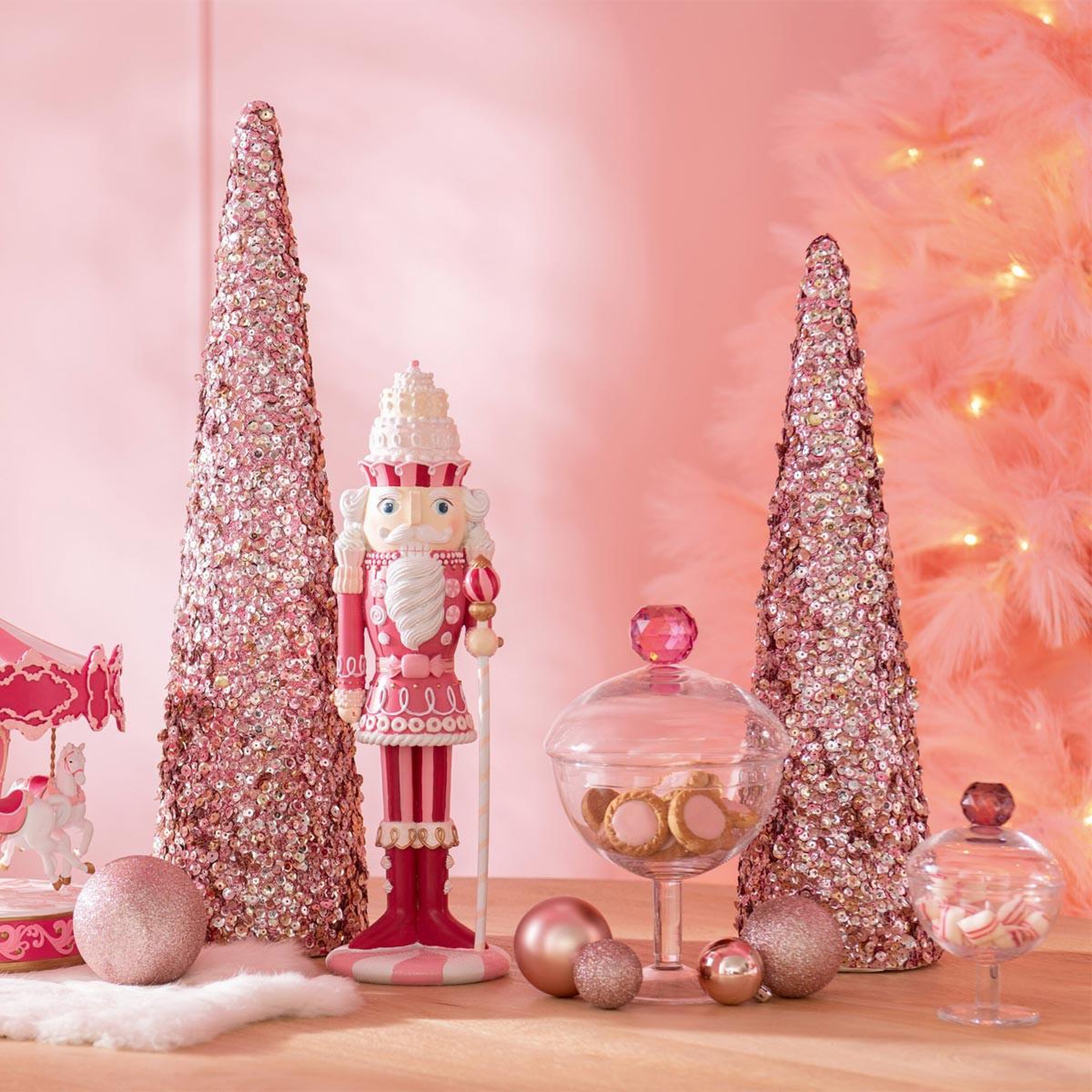 Voir la diapositive 3 : J-LINE Cône déco  sequins  56cm rose clair