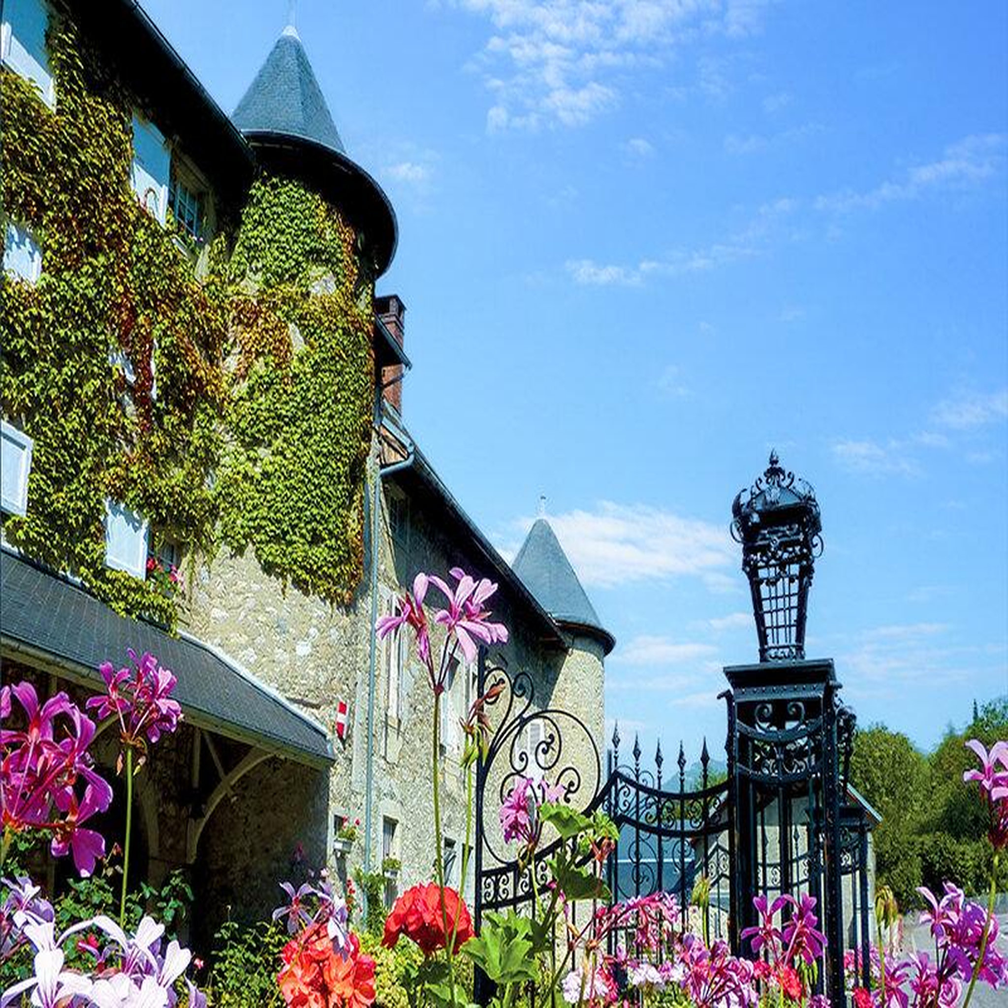 Voir la diapositive 2 : Smartbox 2 jours en suite dans un château aux portes de chambéry avec dégustation de vins - coffret cadeau séjour