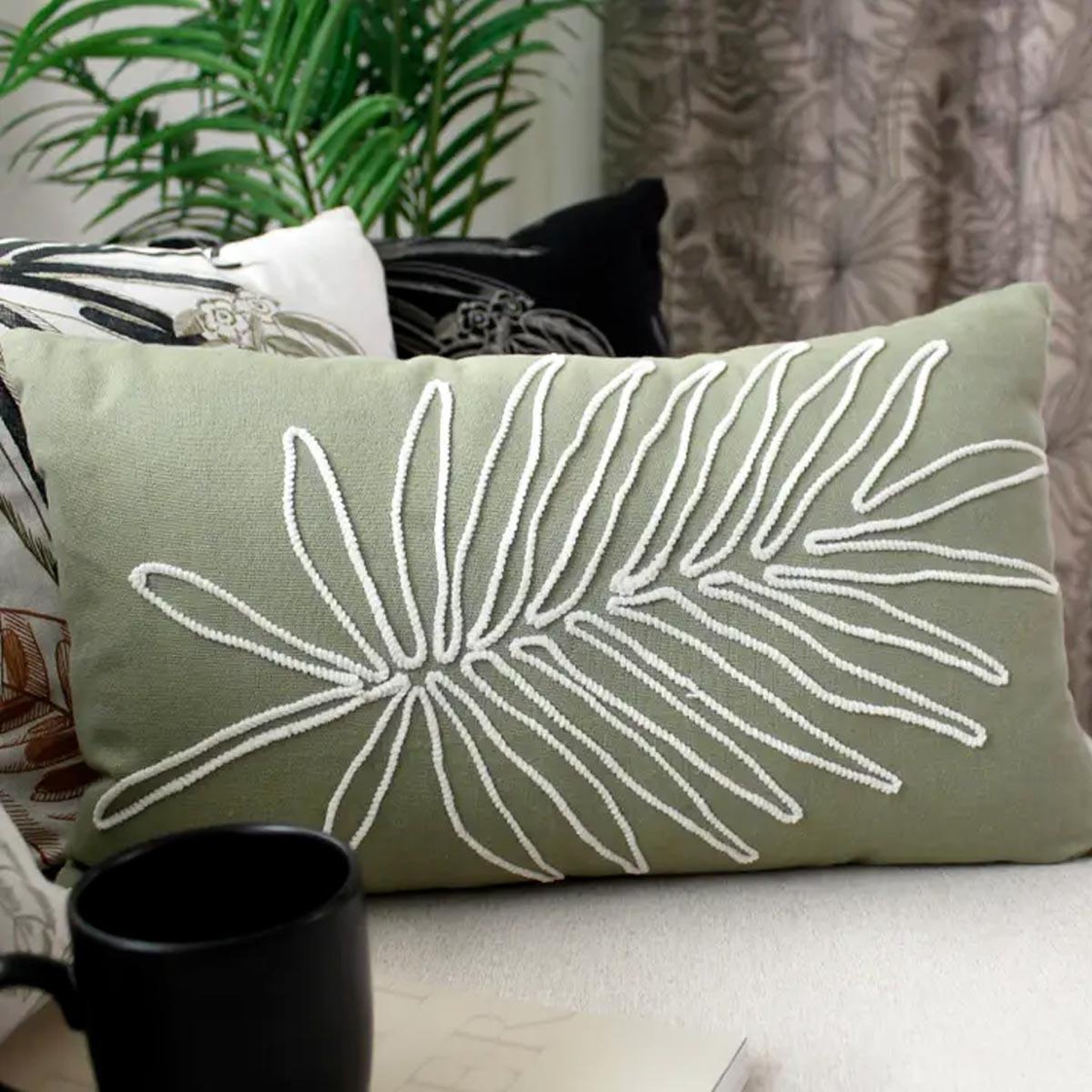 Voir la diapositive 2 : ENJOY HOME Coussin déco brodé  mambo  30x50cm vert olive