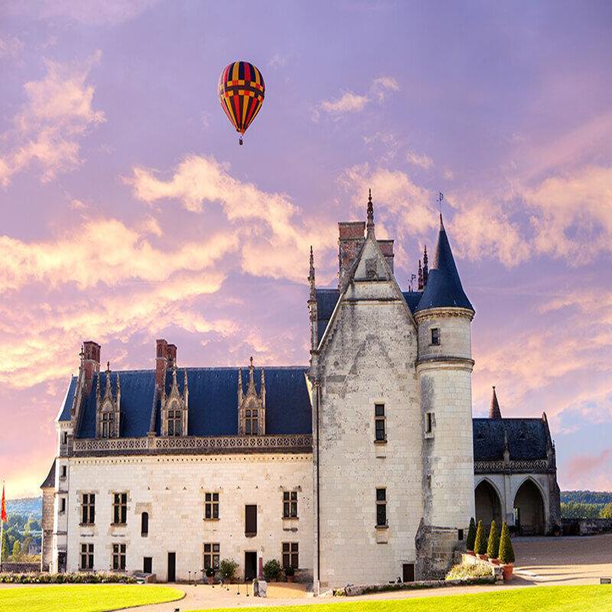 Voir la diapositive 2 : Smartbox Vol en montgolfière en famille au cœur de la touraine avec visite d'une cave et dégustation de vin - coffret cadeau sport & aventure