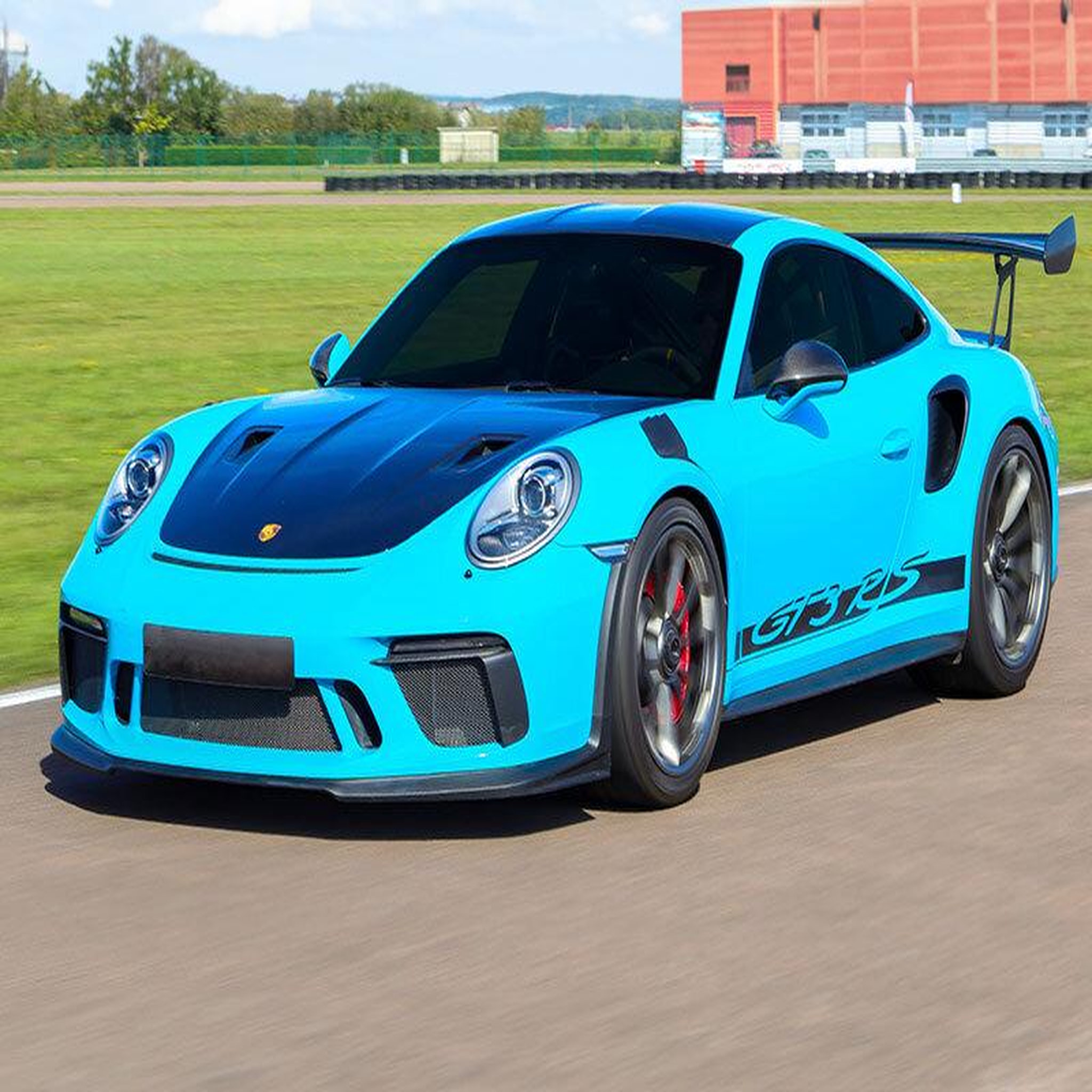 Voir la diapositive 4 : Smartbox Stage de pilotage : 3 tours sur le circuit d'Alès en Porsche 991 GT3 RS - Coffret Cadeau Sport & Aventure