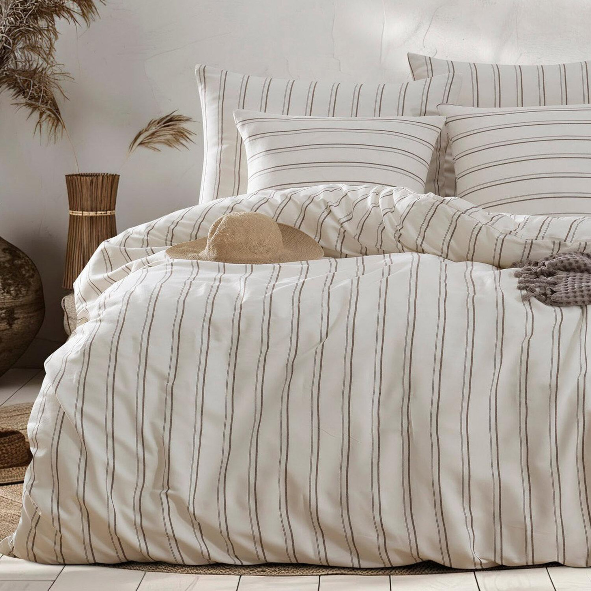 Voir la diapositive 2 : Home collection Parure housse de couette avec taie(s) en coton et polyester Hamilton