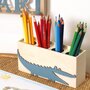 Voir la diapositive 2 : Artemio Pot à crayon crocodile en bois