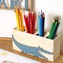 Voir la diapositive 2 : Artemio Pot à crayon crocodile en bois