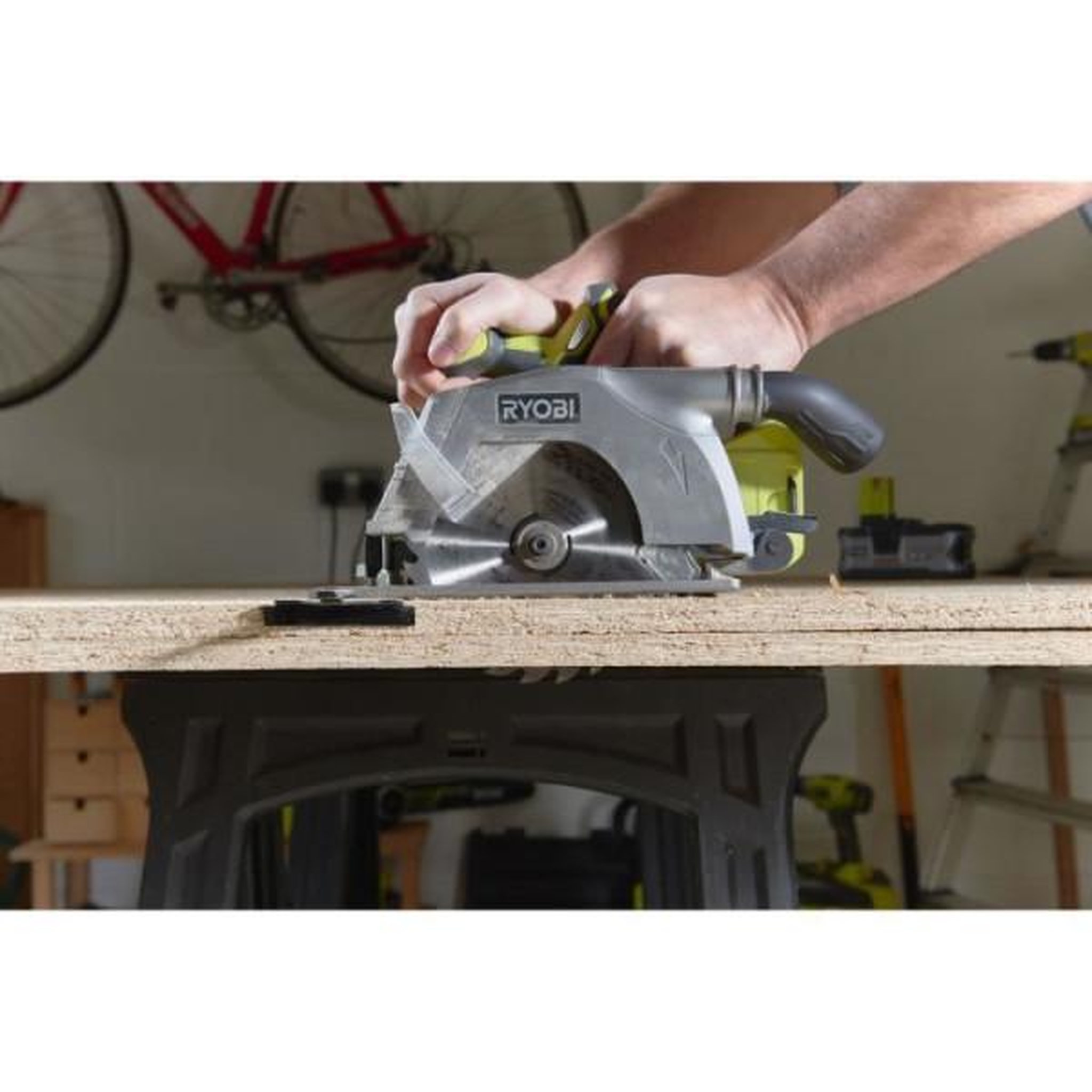 Voir la diapositive 3 : Ryobi RYOBI - Scie circulaire 18V ONE+ - diam. 165 mm x 16 mm - 4 700 tr/min - Livrée avec 1 lame 24 dents - R18CS-0