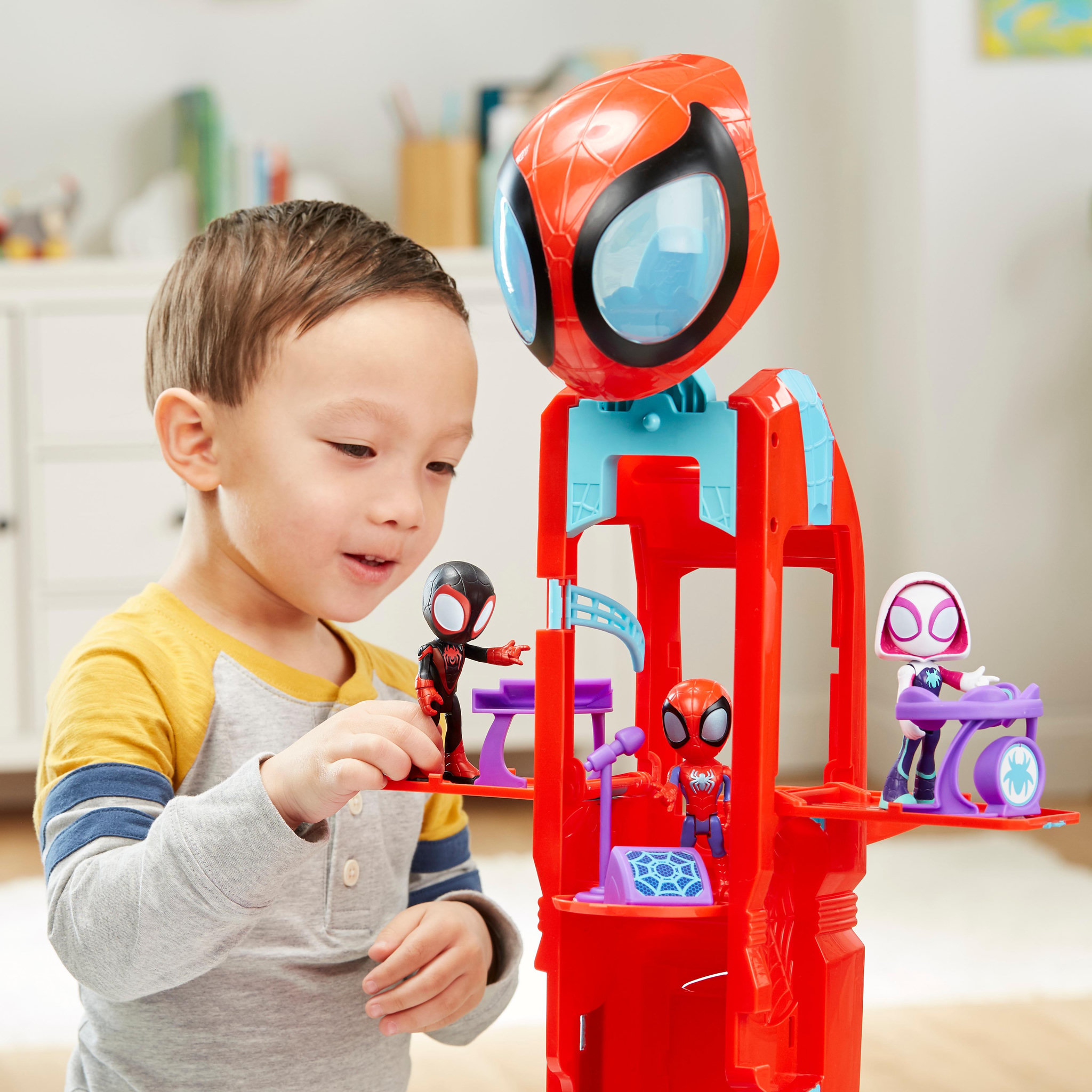 Voir la diapositive 6 : HASBRO Quartier Général Arachno-mobile de Spidey