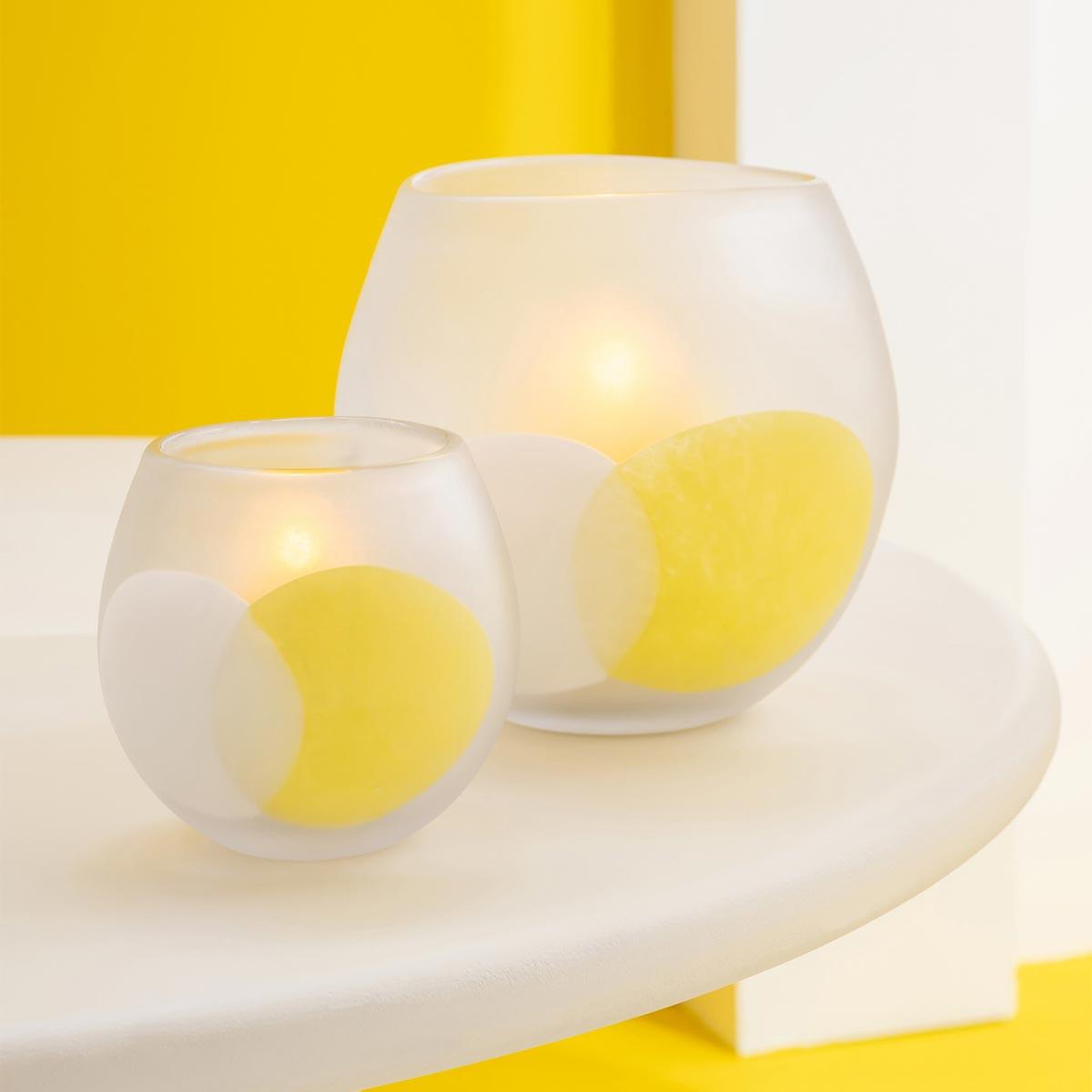 Voir la diapositive 3 : J-LINE Photophore en verre  amos  22cm blanc & jaune