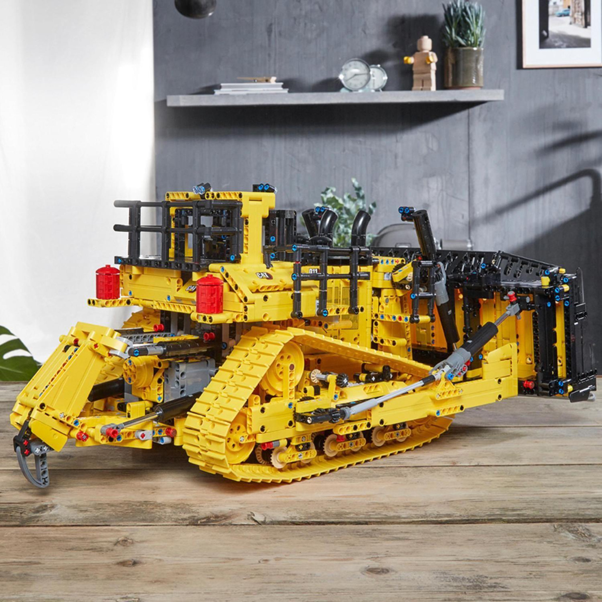 Voir la diapositive 4 : LEGO Technic 42131 Bulldozer D11 Cat Véhicule de Chantier Télécommandé avec Application