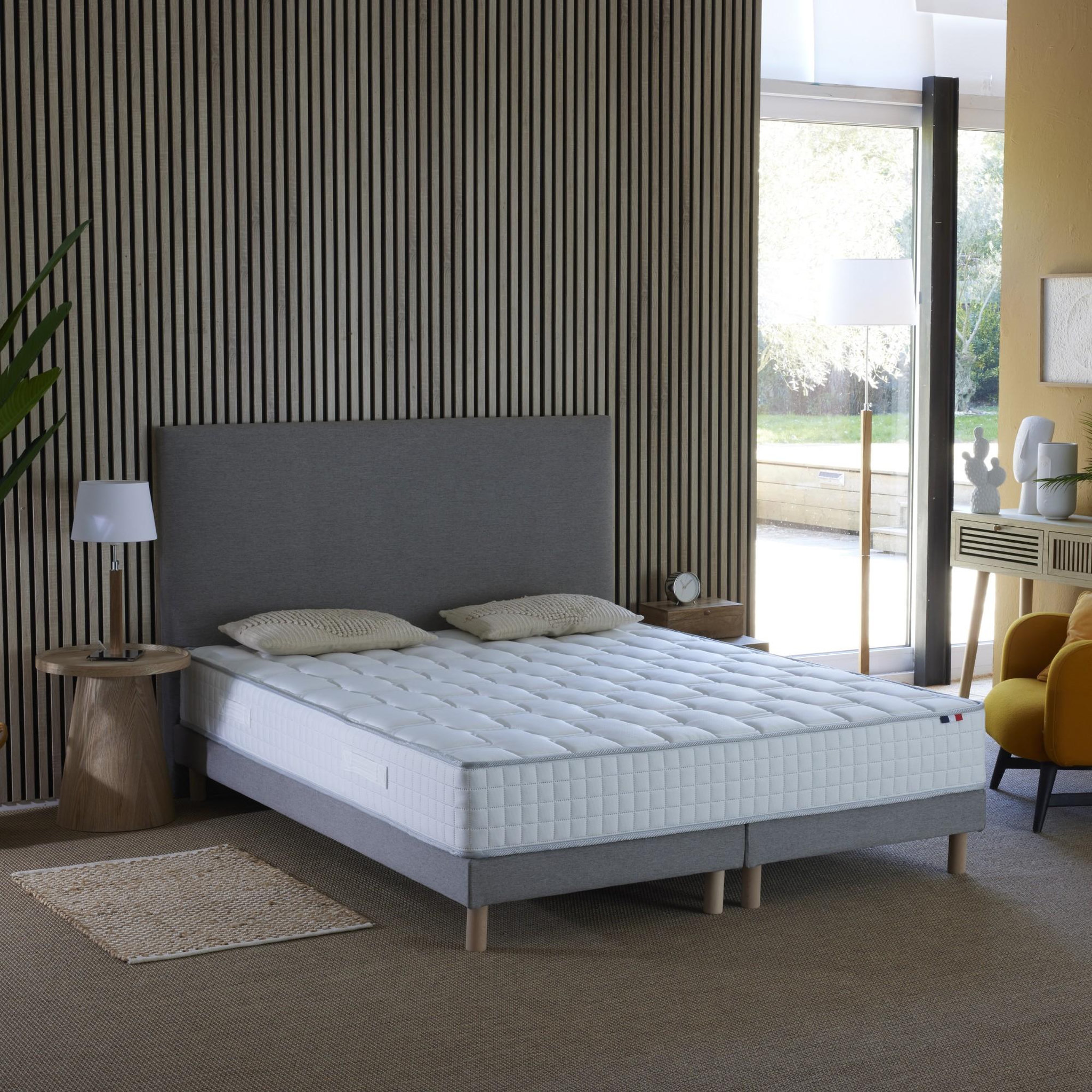 Voir la diapositive 2 : IDLITERIE Ensemble literie : matelas à ressorts COSMOS et sommier - qualité française