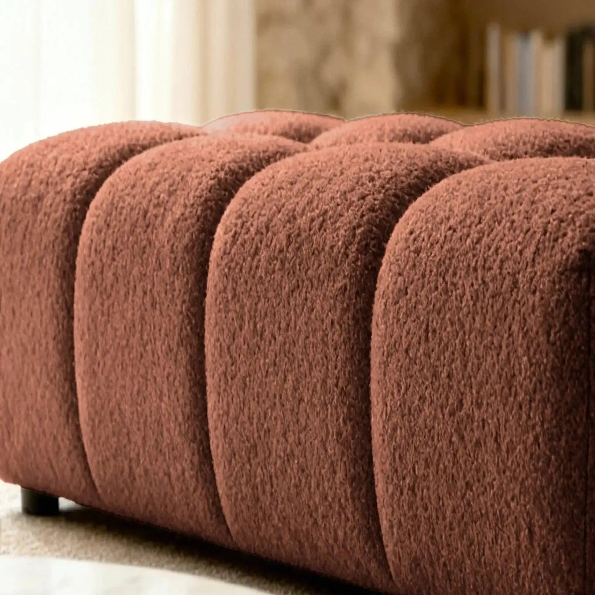 Voir la diapositive 5 : CASANOVA PARIS Alexia - pouf tissu bouclette
