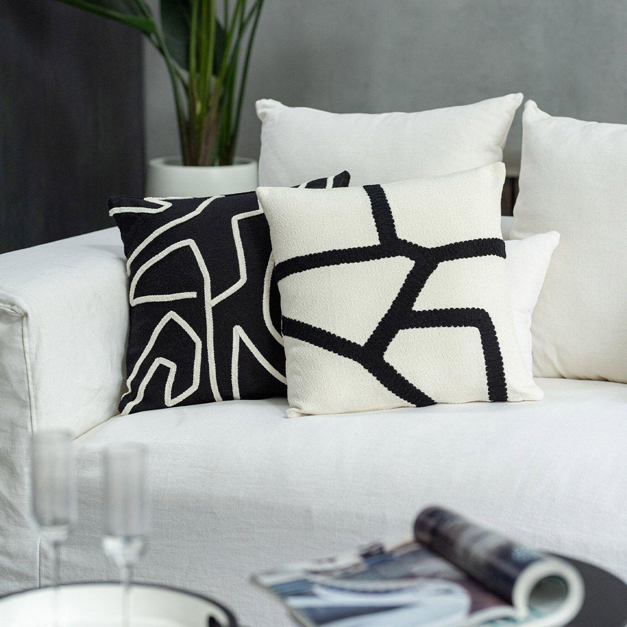 Voir la diapositive 5 : J-LINE Coussin déco imprimé  ligne  43x43cm noir
