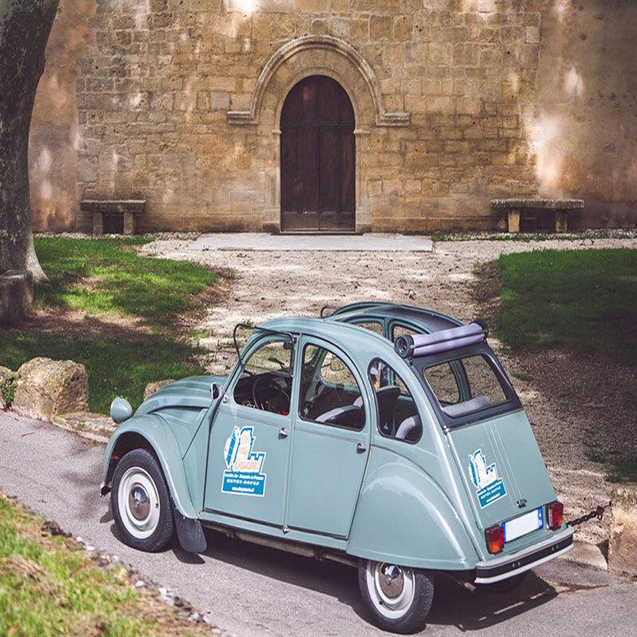 Voir la diapositive 2 : Smartbox Balade romantique en 2 cv sur fond de coucher de soleil en provence - coffret cadeau sport & aventure