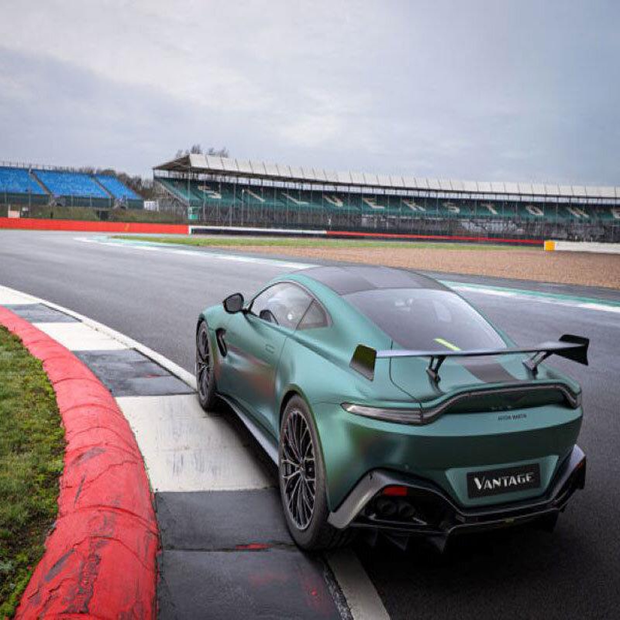 Voir la diapositive 2 : Smartbox Stage pilotage : 2 tours sur le circuit de Fay-de-Bretagne en Aston Martin Vantage F1 - Coffret Cadeau Sport & Aventure