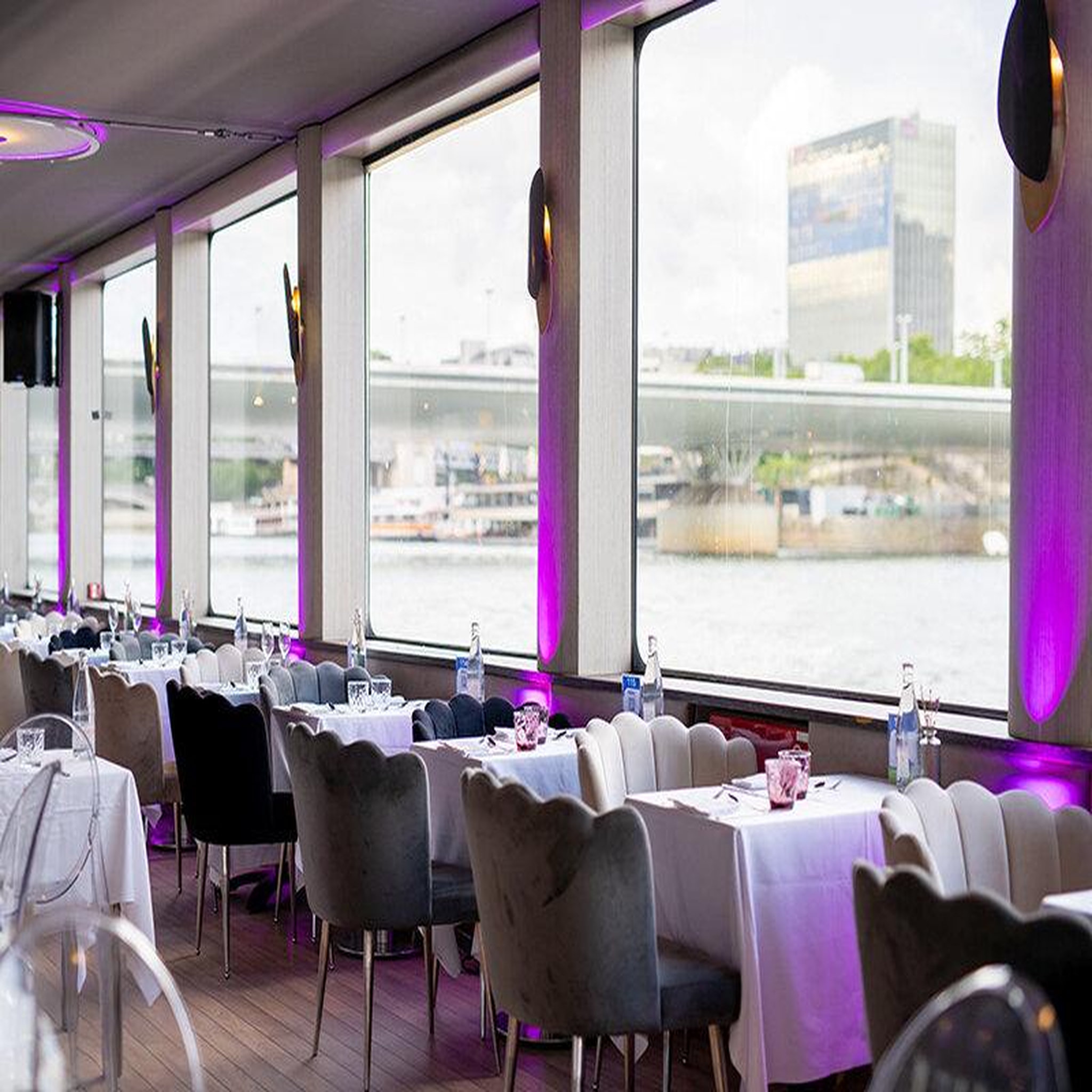 Voir la diapositive 2 : Smartbox Croisière festive sur la seine : 2h45 avec dîner à bord du diamant bleu - coffret cadeau multi-thèmes