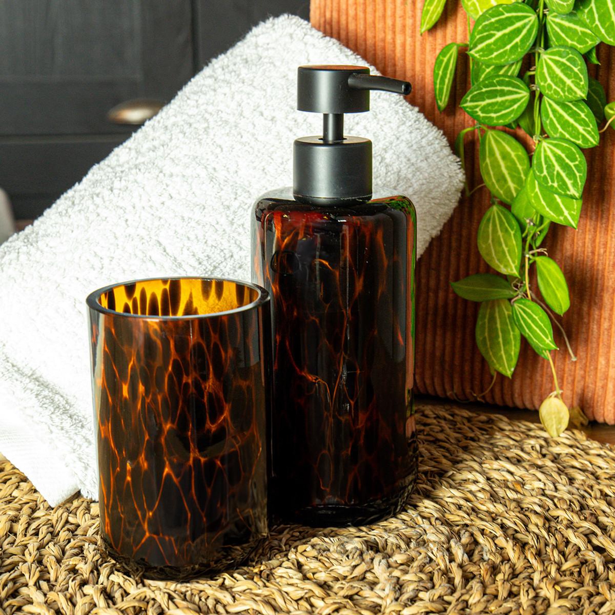 Voir la diapositive 2 : GUY LEVASSEUR Set salle de bain léopard 2 pièces distributeur