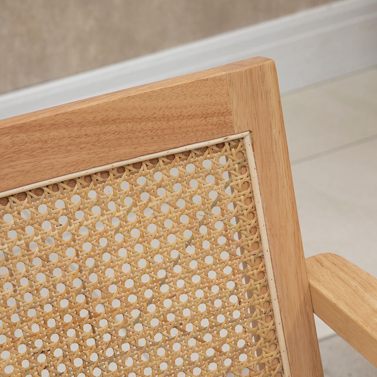 HOMCOM Fauteuil lounge avec coussin - dossier en cannage - assise profonde - accoudoirs - structure bois hévéa - aspect lin beige