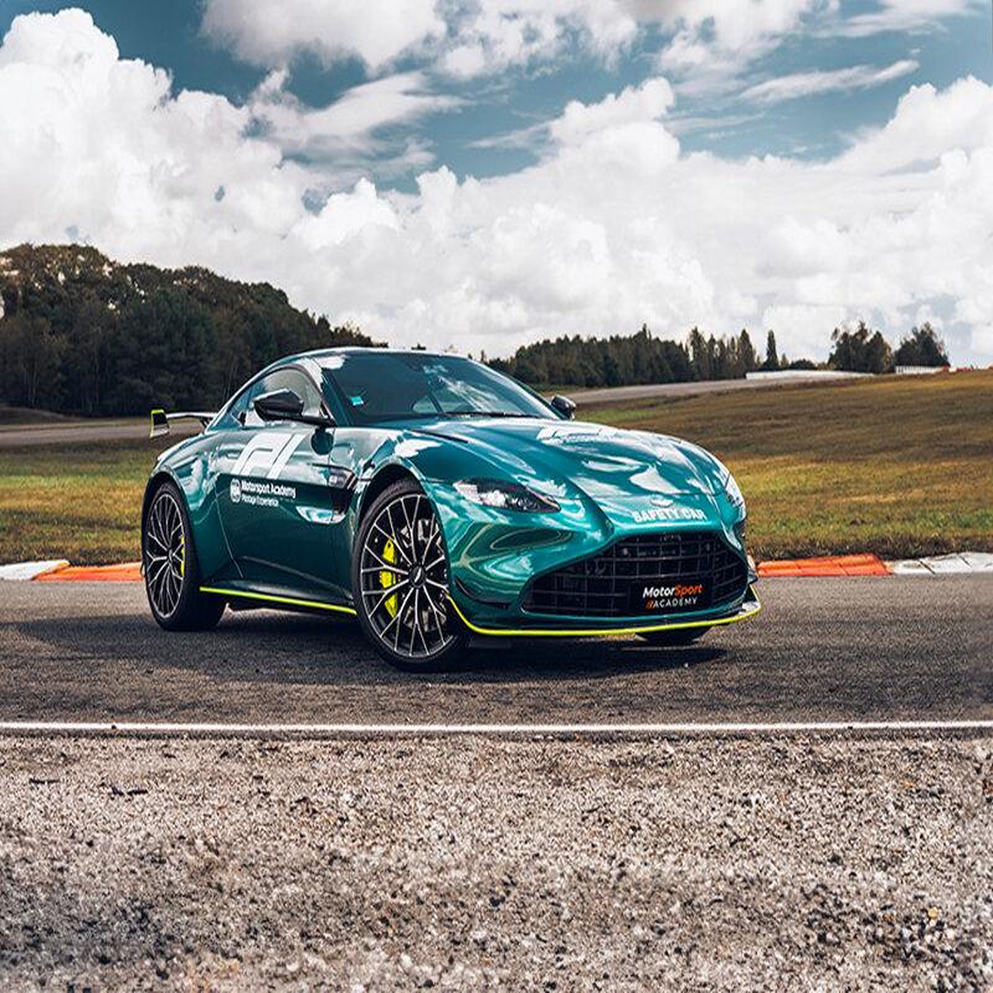 Voir la diapositive 2 : Smartbox Stage de pilotage : 2 tours sur le circuit du Bugey en Aston Martin Vantage F1 Edition - Coffret Cadeau Sport & Aventure