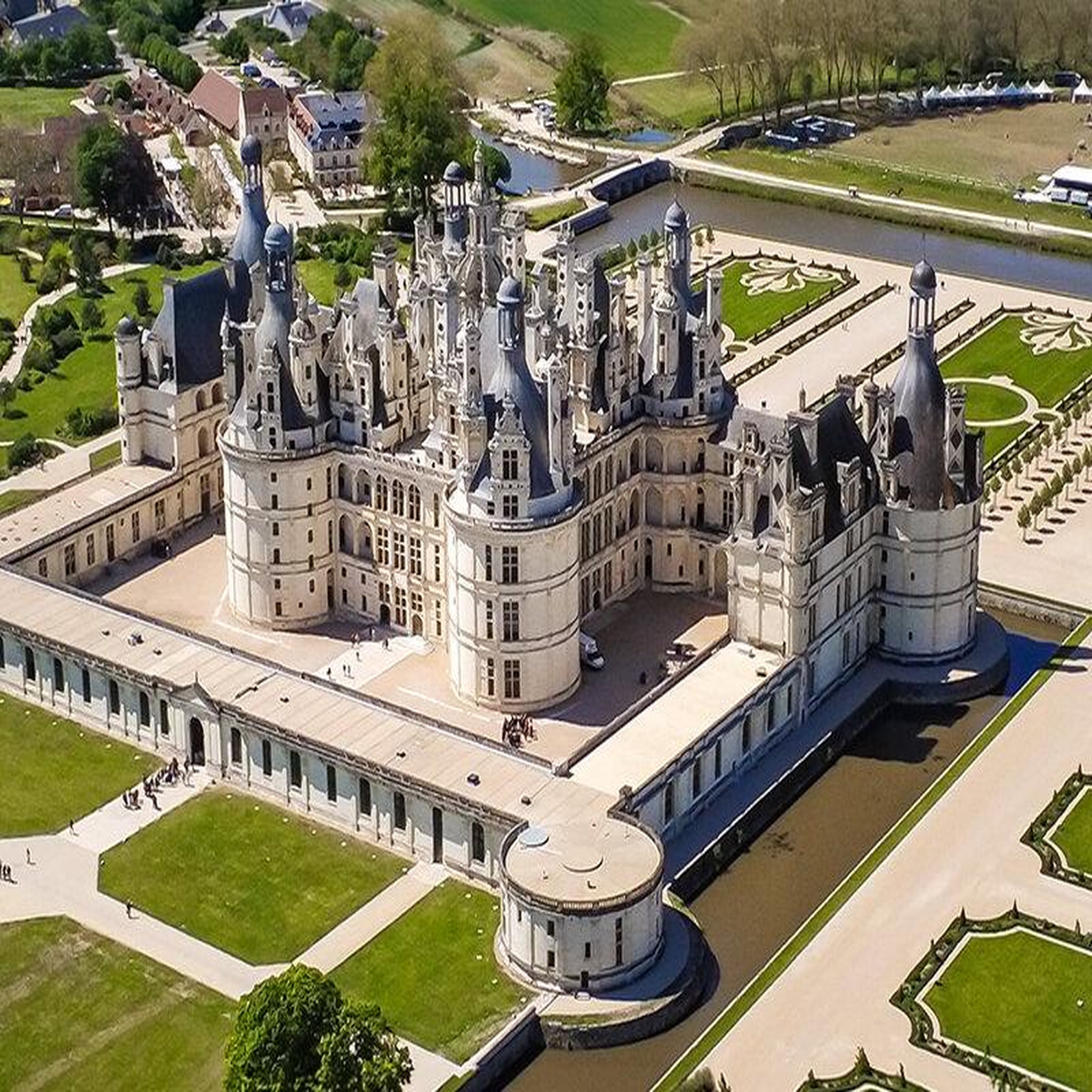 Voir la diapositive 4 : Smartbox Vol en hélicoptère de 30 min pour 2 au-dessus des châteaux de tours et de chenonceau - coffret cadeau sport & aventure